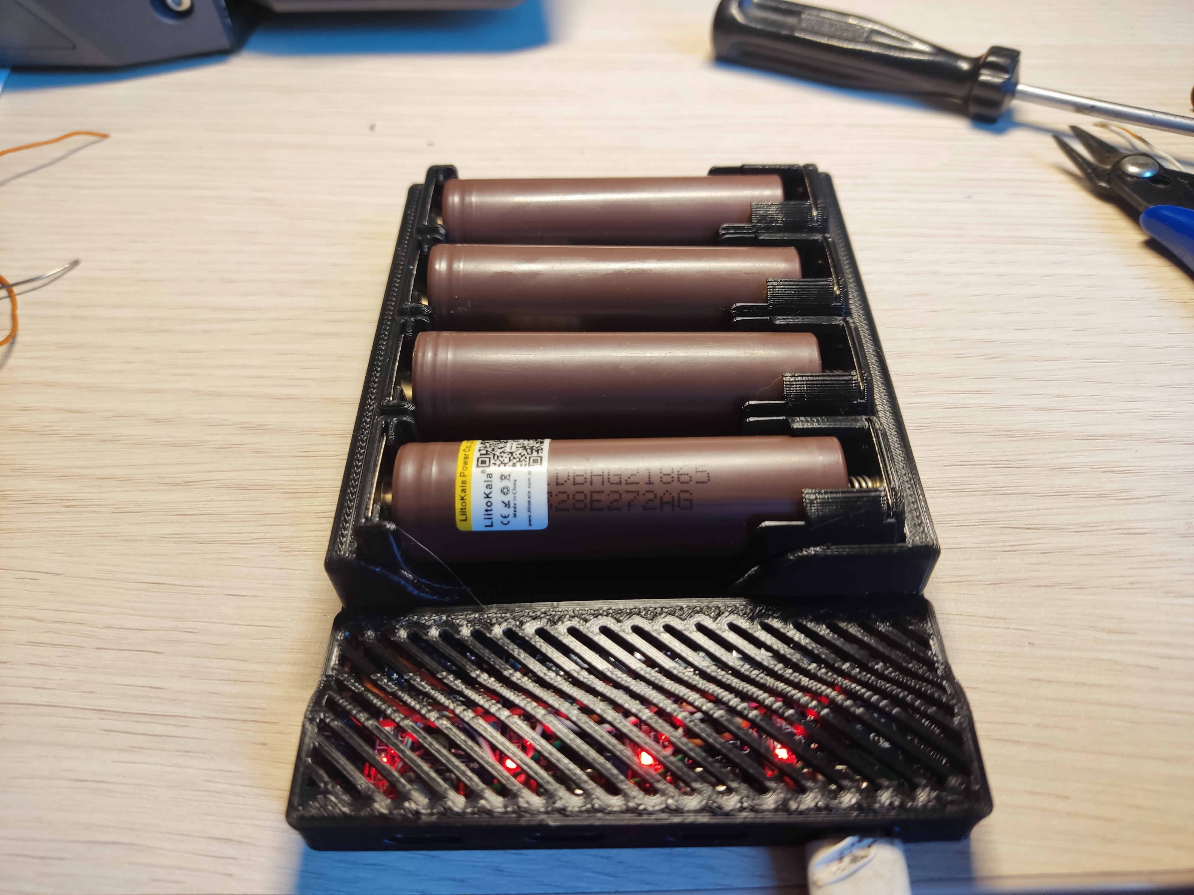 Şarj Cihazının Kolordu ve Sahipleri 4x18650. (Plastik Aparattır!!!)