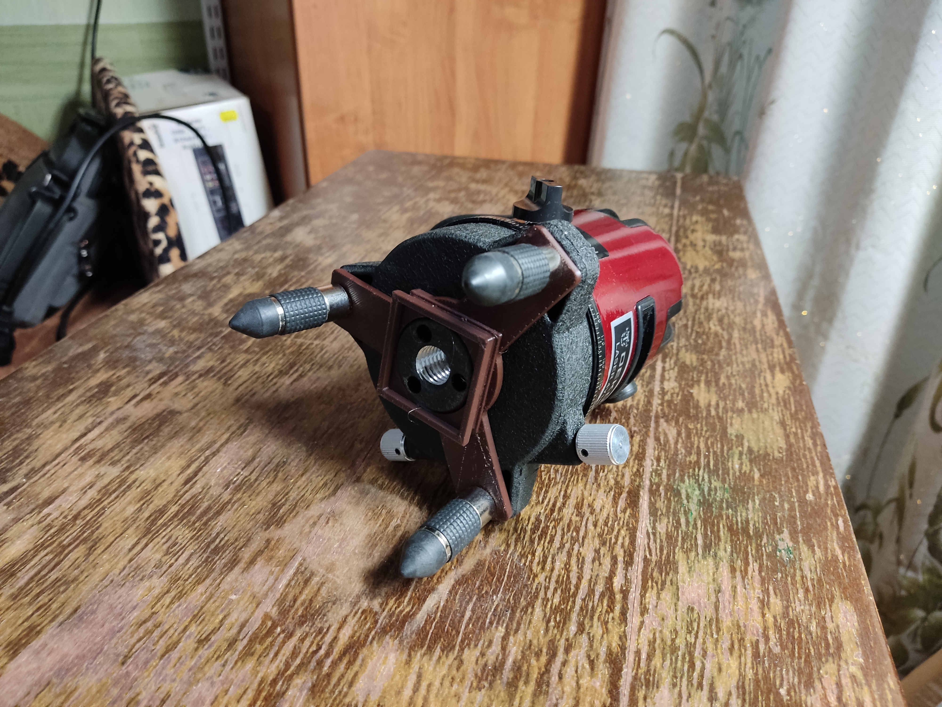 Yerçekimi lazer seviyesini fotoğraf tripoduna monte etmek için adaptör (Plastik Aparattır!!!)