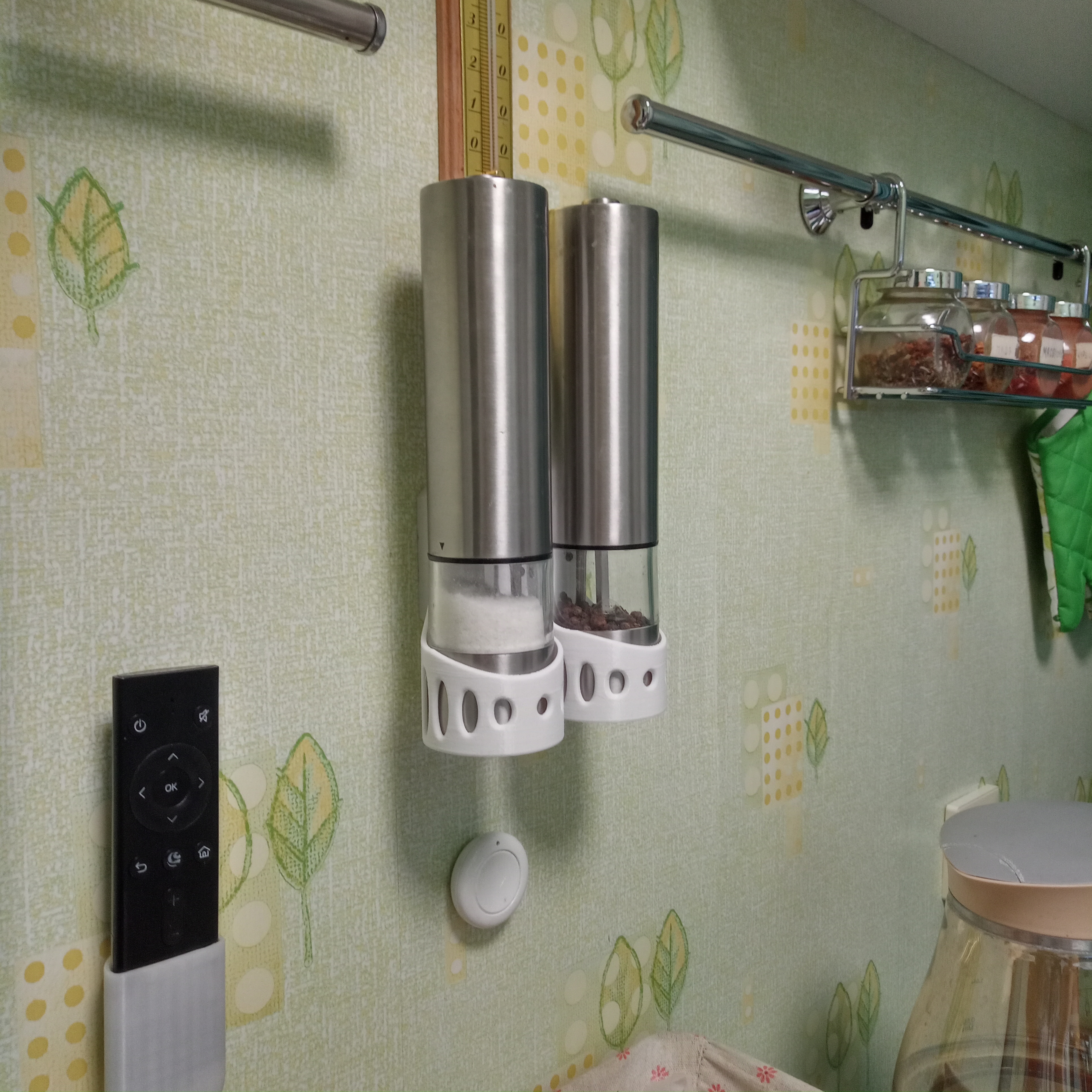 Mutfaktaki duvara mekanize pipet ve biber süspansiyonu (Plastik Aparattır!!!)