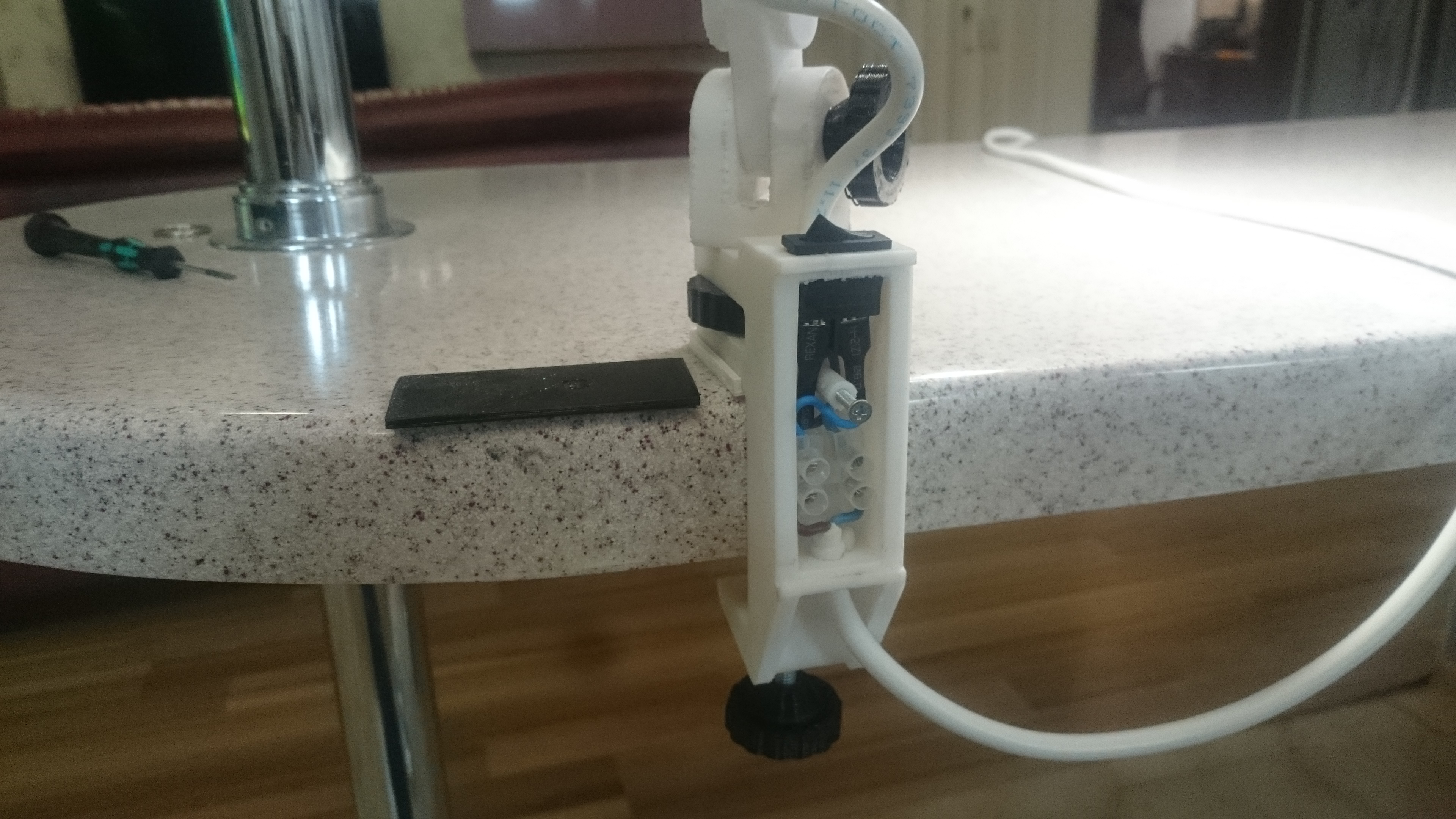 Kelepçedeki lamba dönüyor. (Plastik Aparattır!!!)