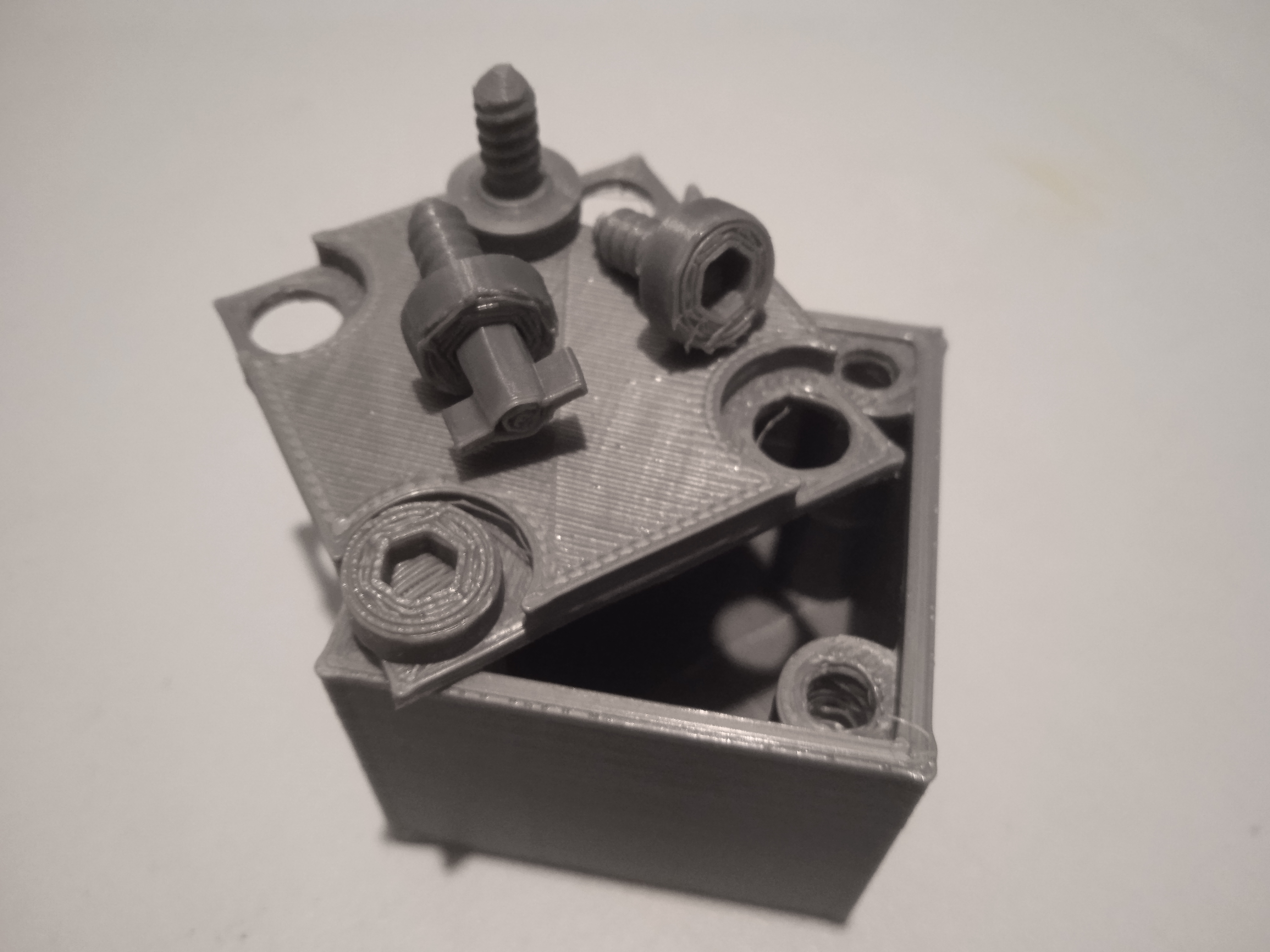 Rastgele bir açıklığa sahip güçlü bir mini kontrainer. (Plastik Aparattır!!!)