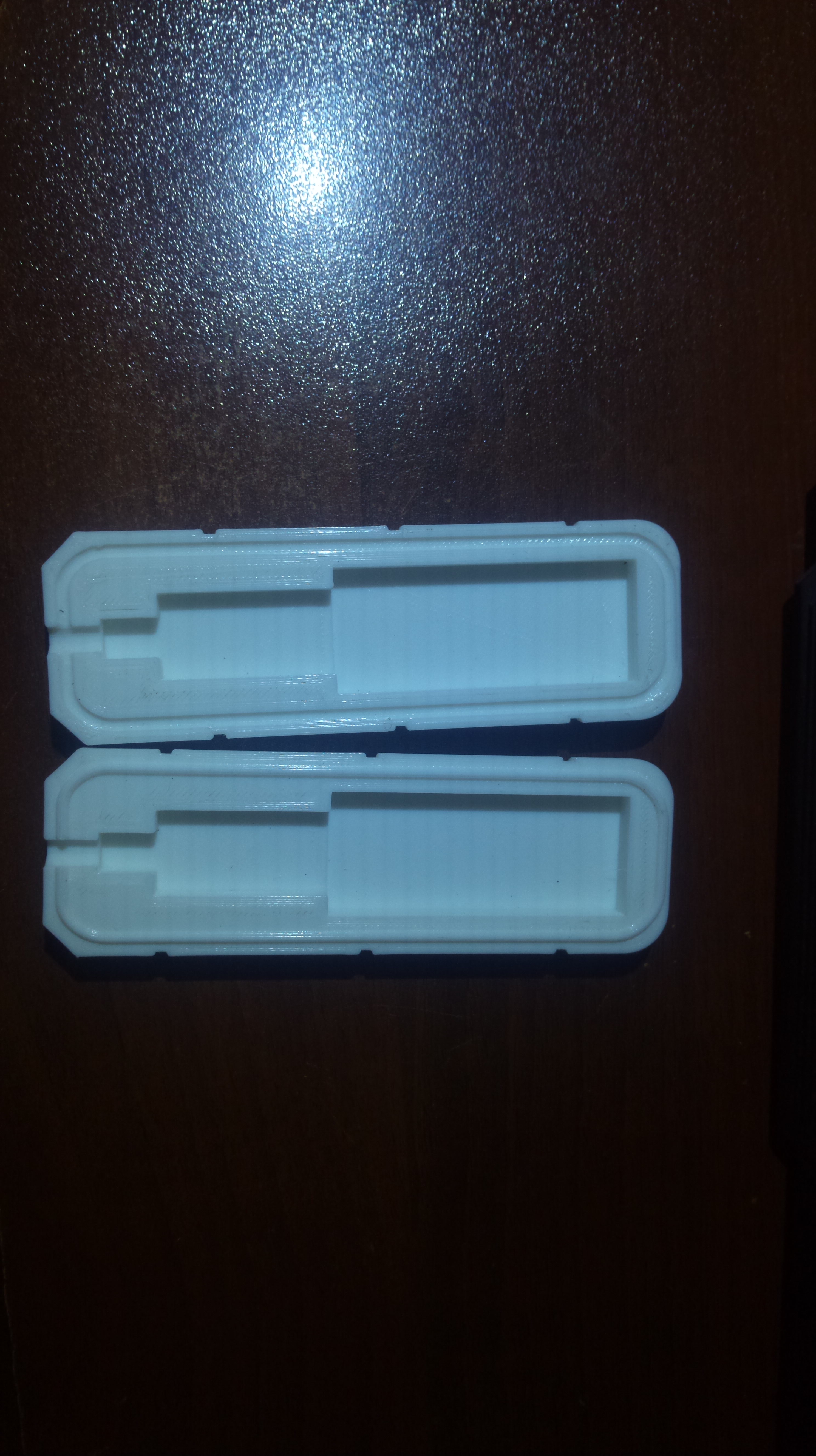 Pencerenin dışında kullanılmak üzere 3G modem için konteyner, yağmurdan ve serçelerden koruma. (Plastik Aparattır!!!)