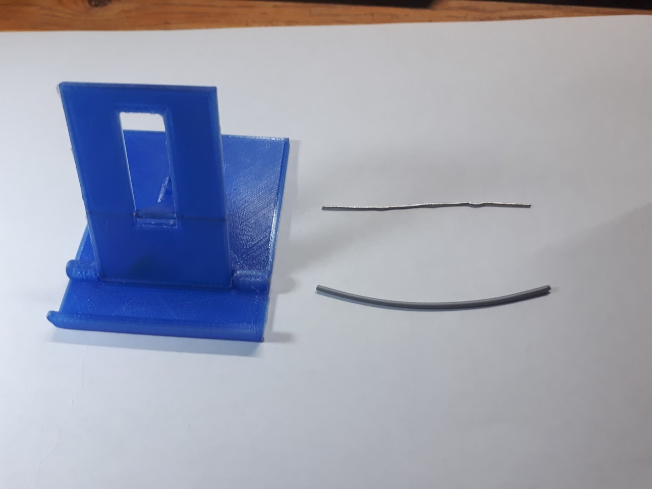 Bir cep telefonu için katlanır standı (Plastik Aparattır!!!)