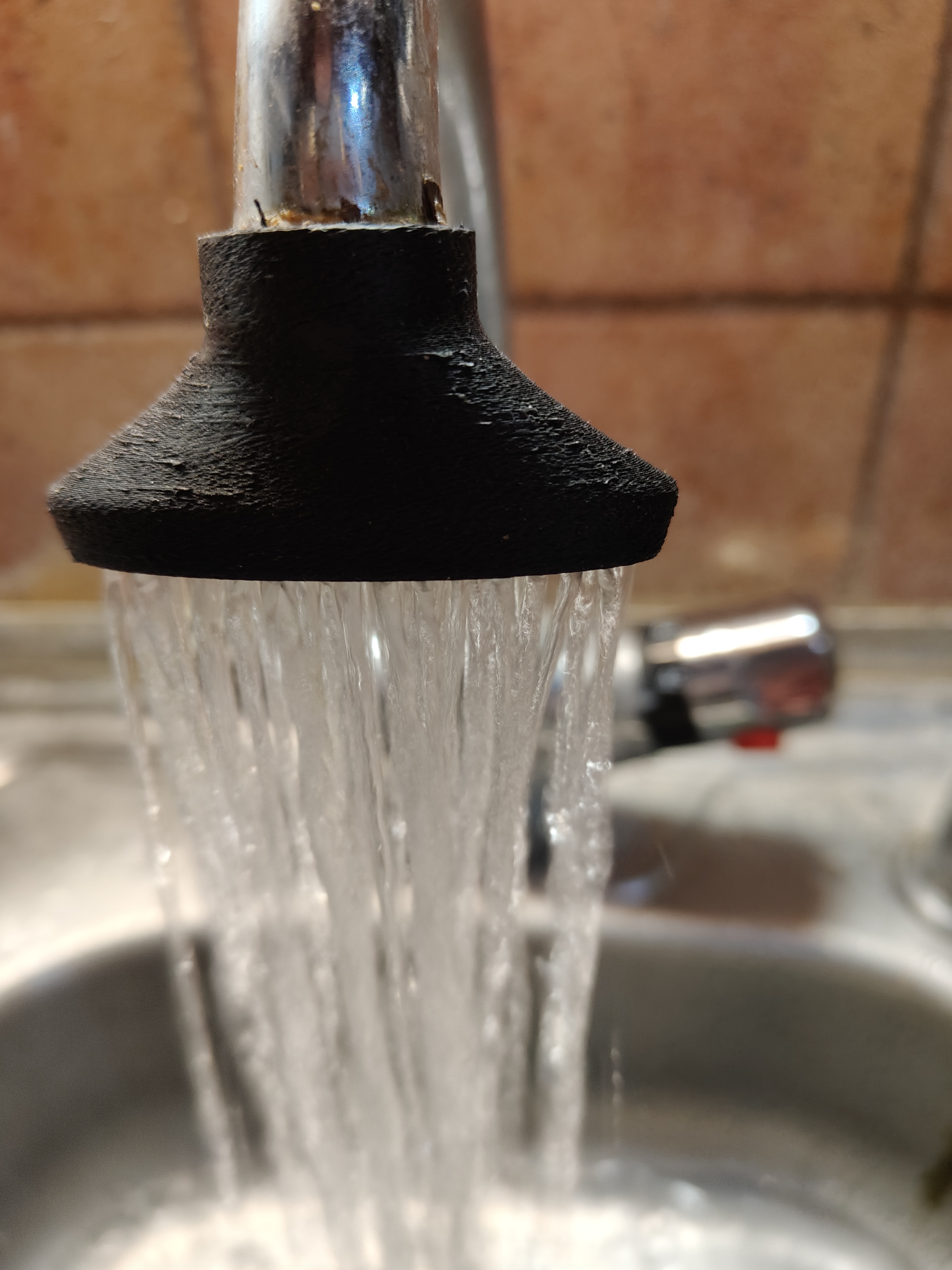 Standart havalandırıcı yerine artık iç dişli olan başka bir musluk bölücü. (Plastik Aparattır!!!)