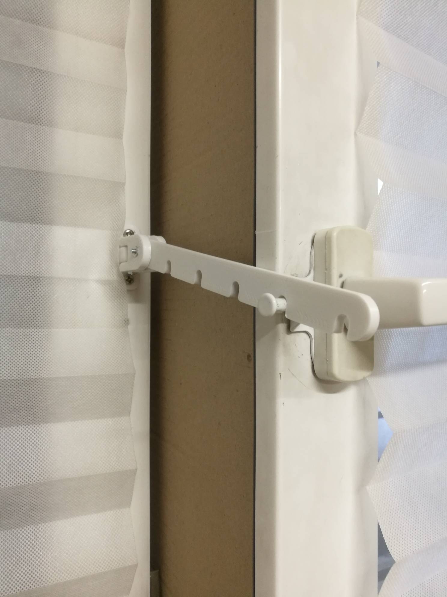 Plastik pencereler için kelepçe (Plastik Aparattır!!!)