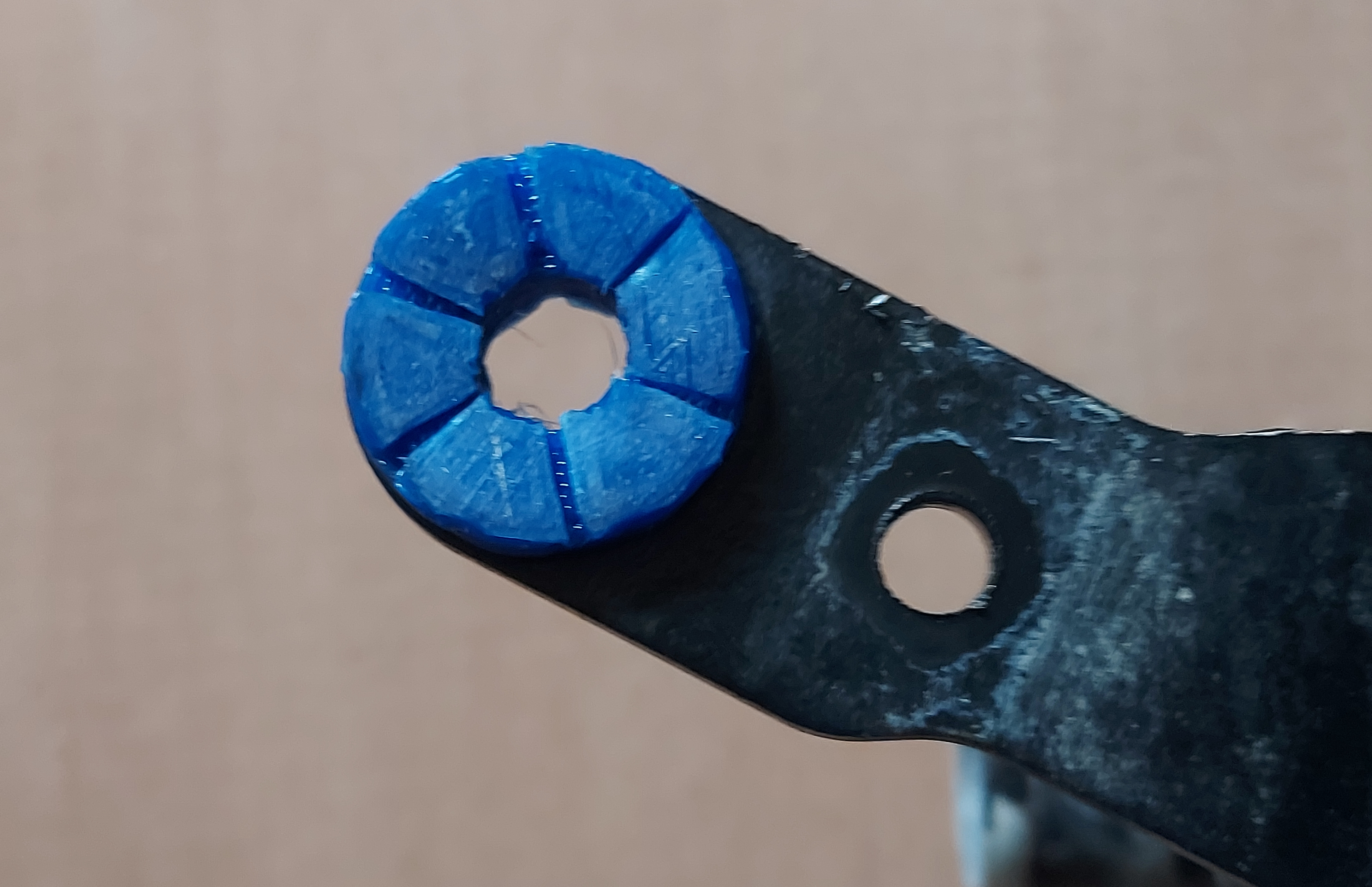 Motosiklet Suzuki SV1000S Modifikasyonunun Radyatörünün Damper (Elastik Bant) Modeli K6 09320-10051-000 (Plastik Aparattır!!!)