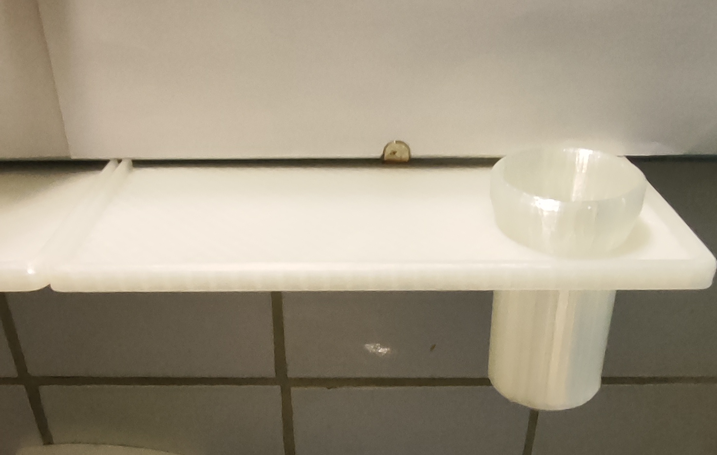 Ayna V2'nin altındaki banyoda raf (Plastik Aparattır!!!)