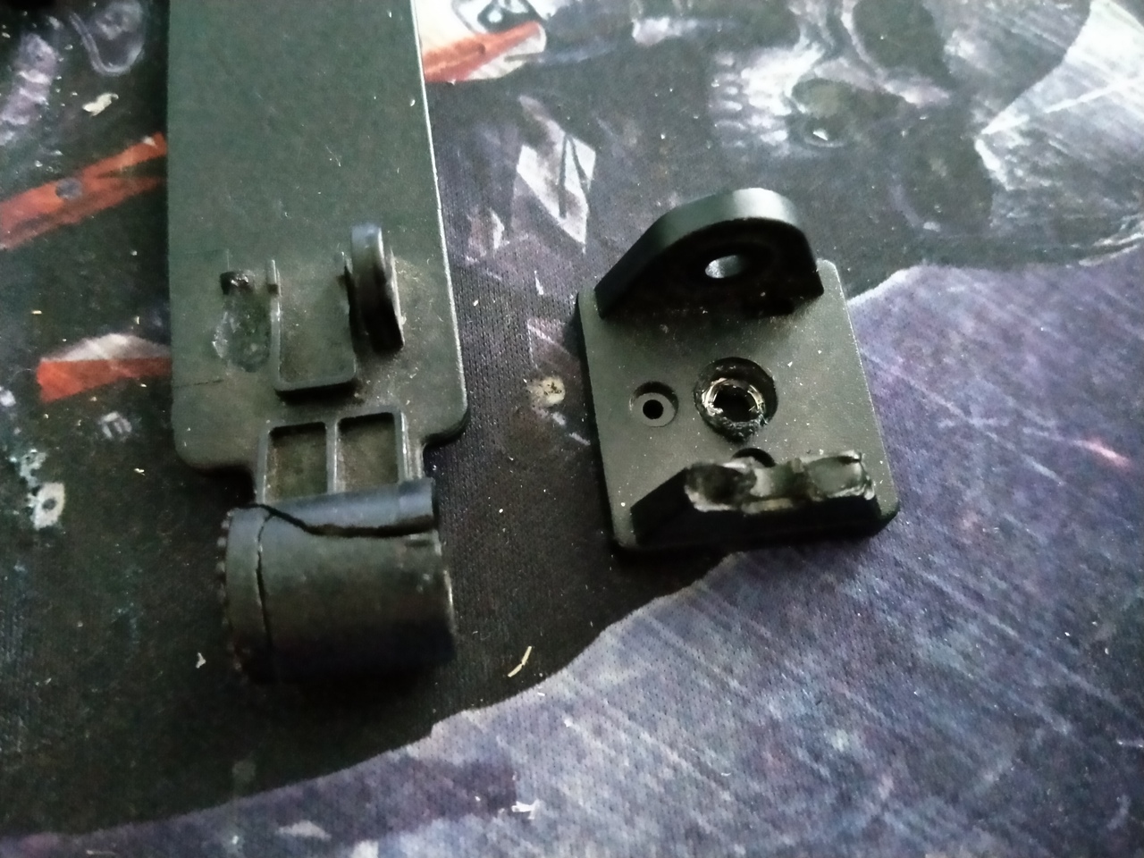 Bir video kayıt şirketinin kıyafetlerine sabitleme Karkami (Plastik Aparattır!!!) Bir video kayıt şirketinin kıyafetlerine sabitleme Karkami (Plastik Aparattır!!!)