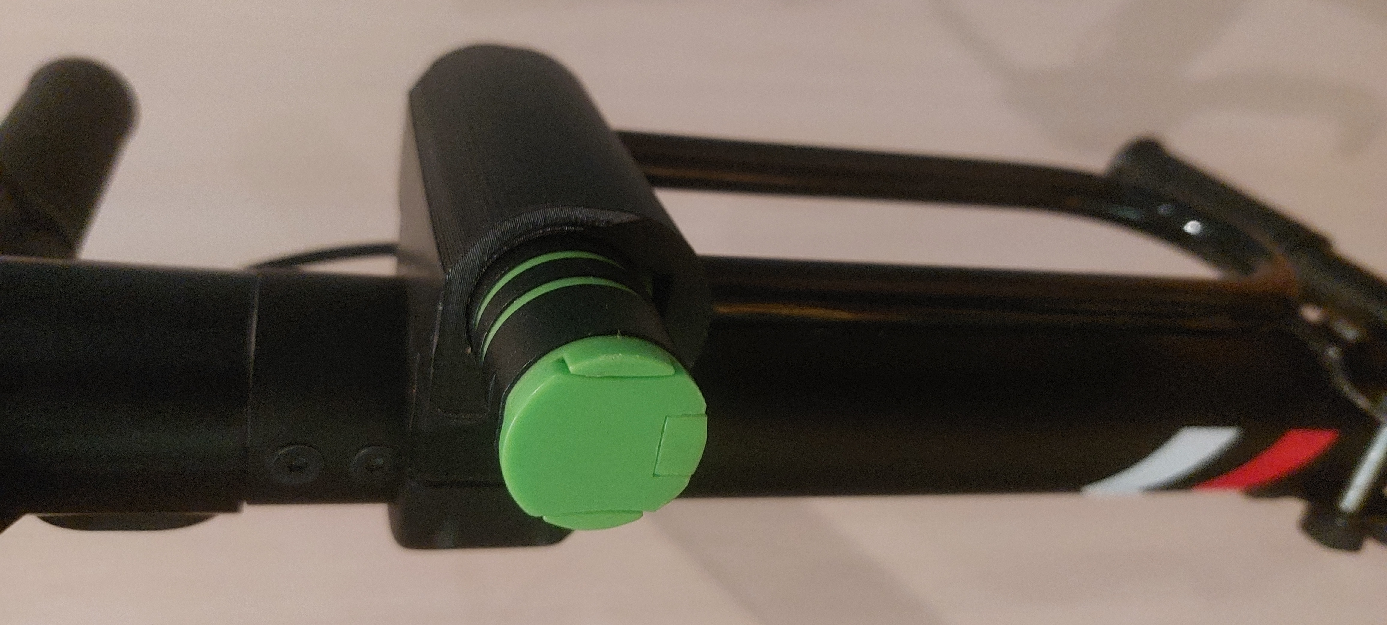 50 mm boru çapı olan bir scooter veya bisiklet için bir kilit tutucu (Plastik Aparattır!!!) 50 mm boru çapı olan bir scooter veya bisiklet için bir kilit tutucu (Plastik Aparattır!!!)