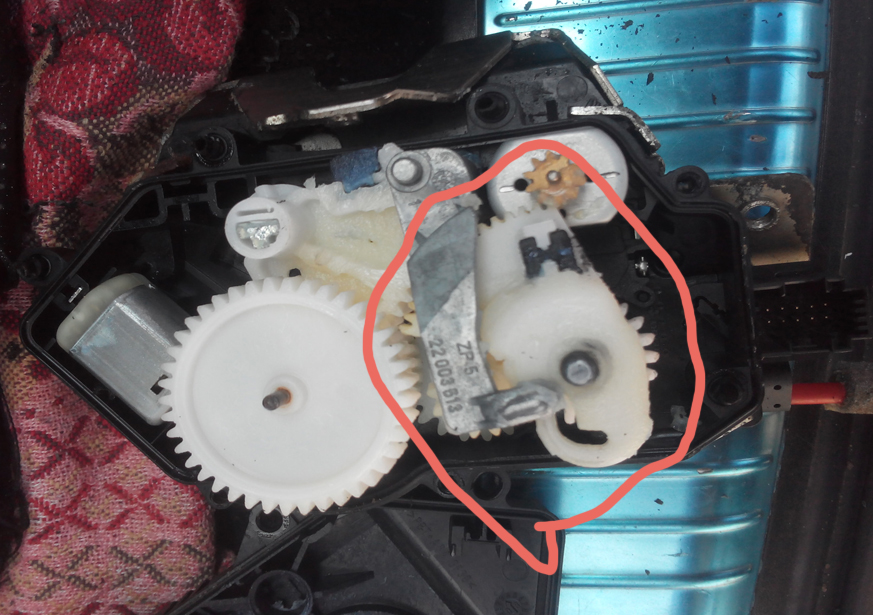 Mercedes M sınıfı 2LOOK'ta bagaj kapatma mekanizmasının dişlisi/parçası (Plastik Aparattır!!!)