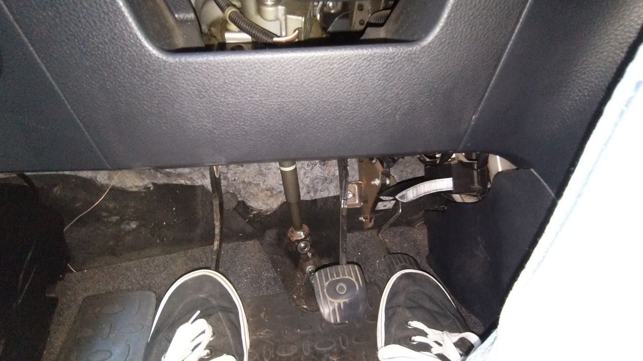 Nissan Note E11 için sürücünün bacaklarına boru (Plastik Aparattır!!!)