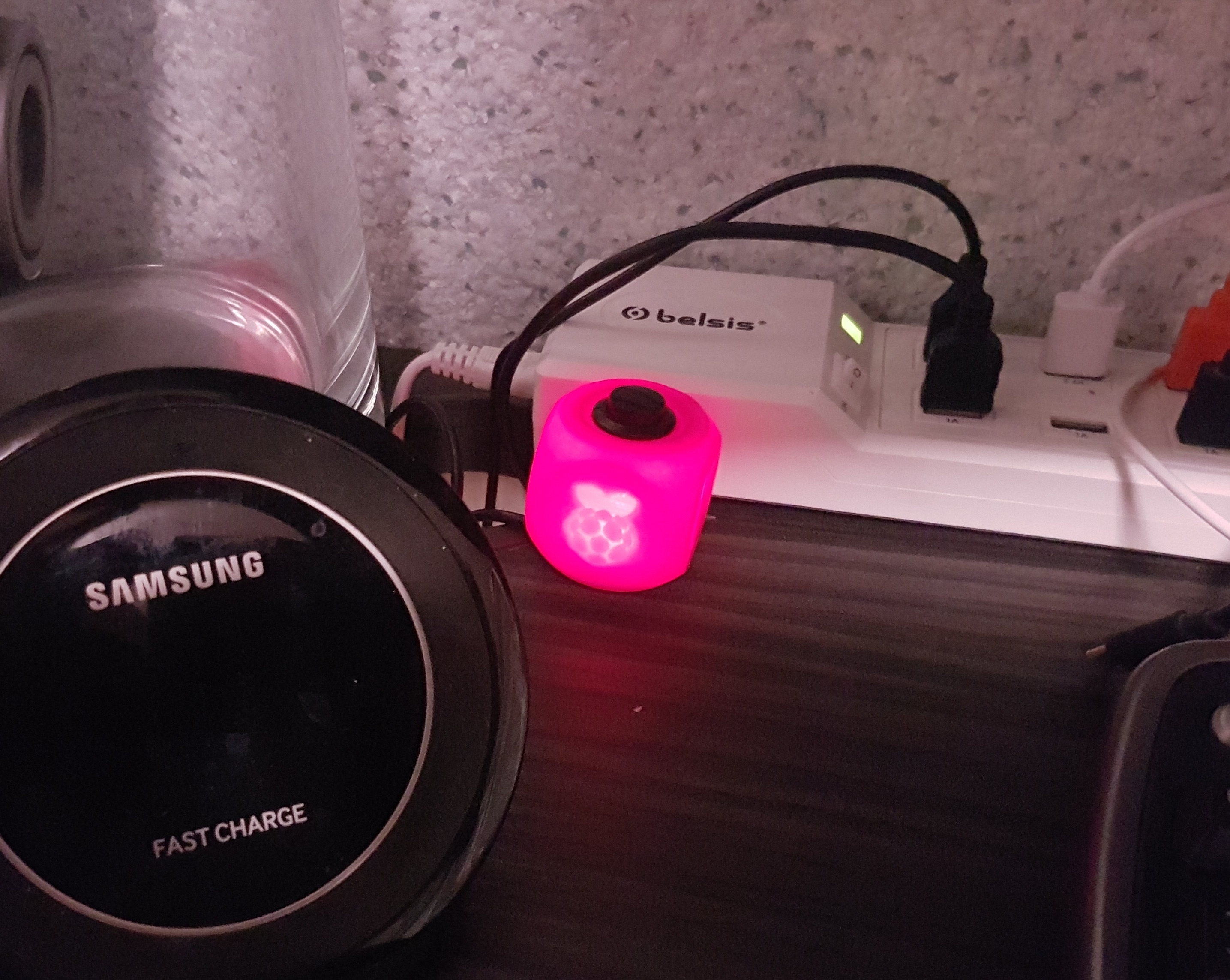 Raspberry Pi'nin güç düğmesi ve çalışma göstergesi için muhafaza (Plastik Aparattır!!!)