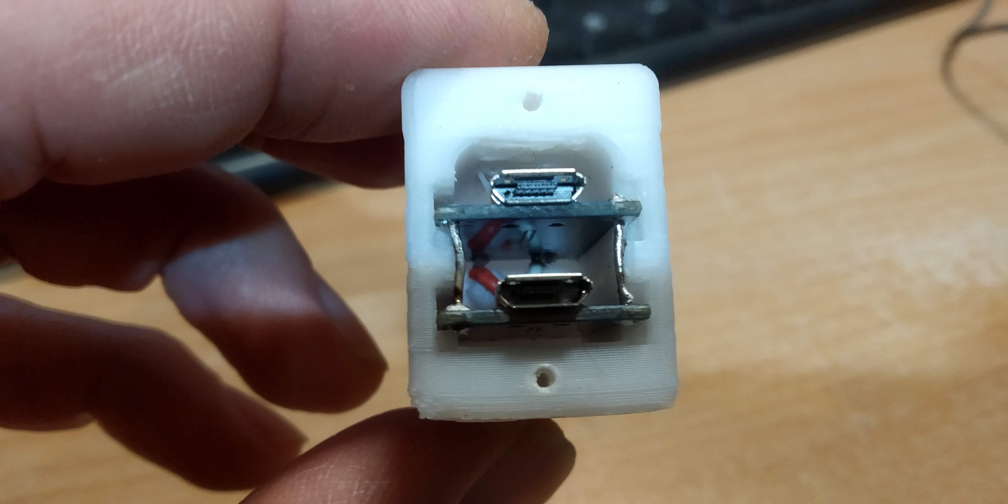 kablolar ve konektörler için bir bölmeye sahip iki LI-ion şarj cihazı kartı için muhafaza (Plastik Aparattır!!!)