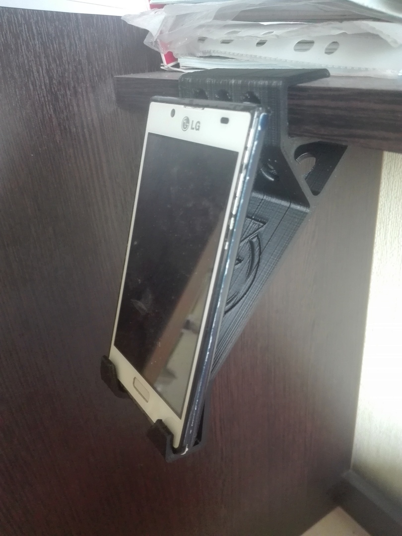 Bir rafta akıllı telefon sahibi (Plastik Aparattır!!!)