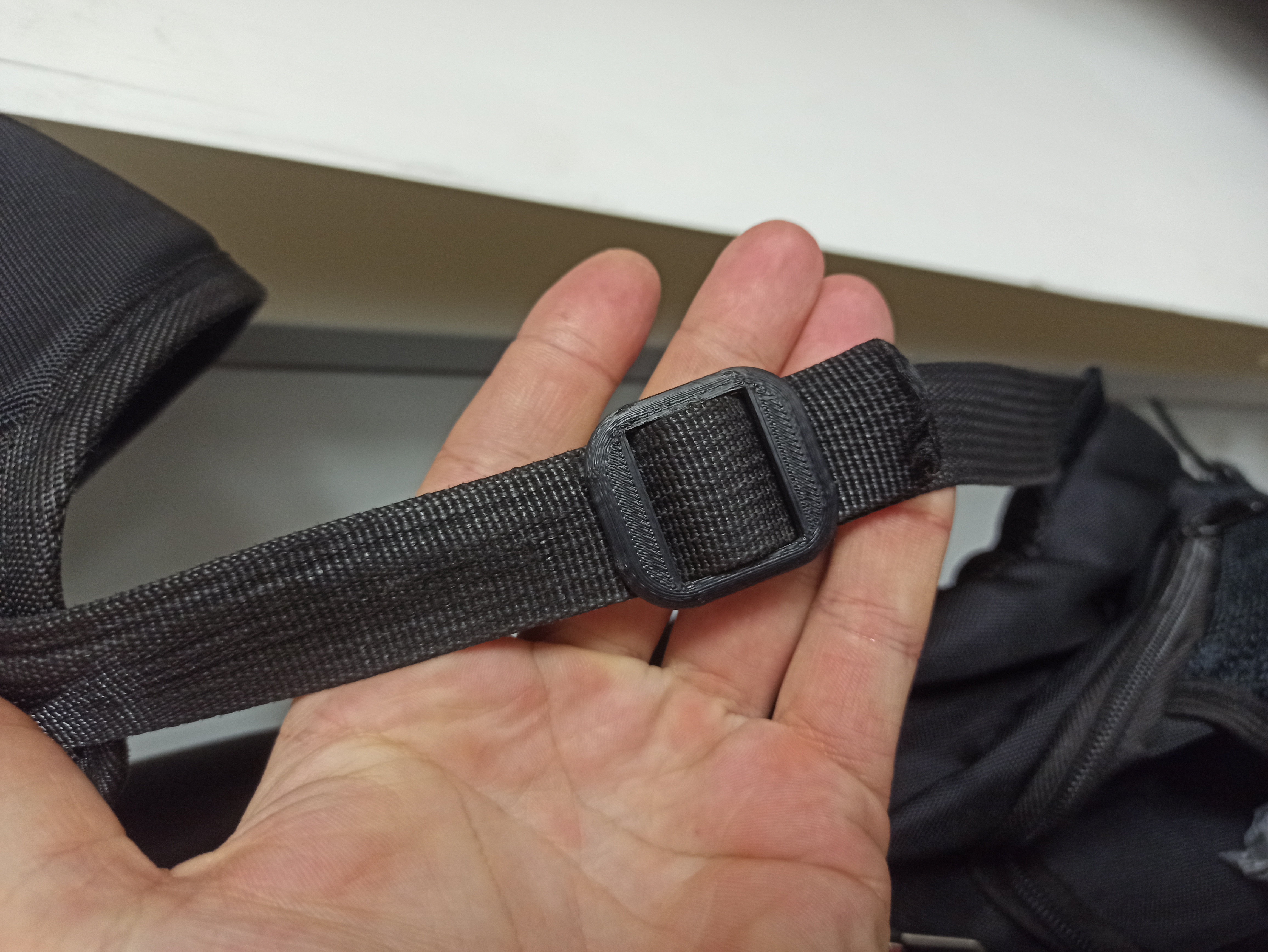 Sırt çantası kemerinin arkası (Plastik Aparattır!!!)