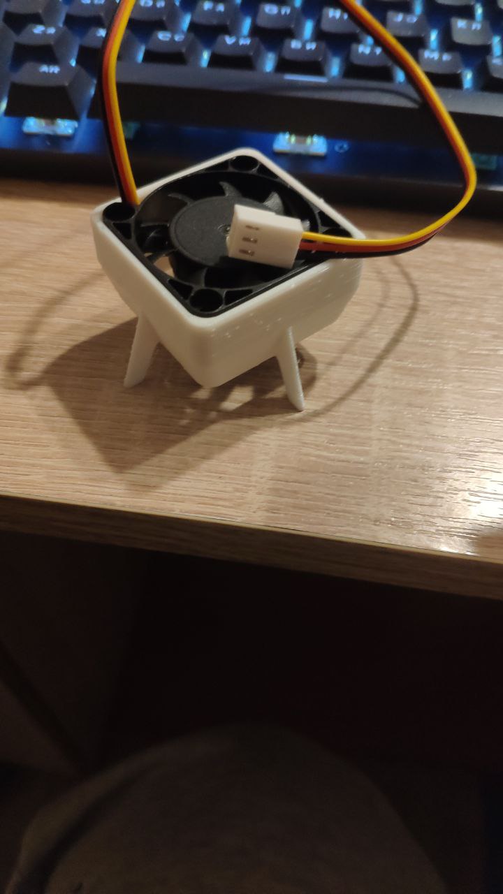 Fan STAND 40 mm, ekran kartını soğutmak için (Plastik Aparattır!!!)