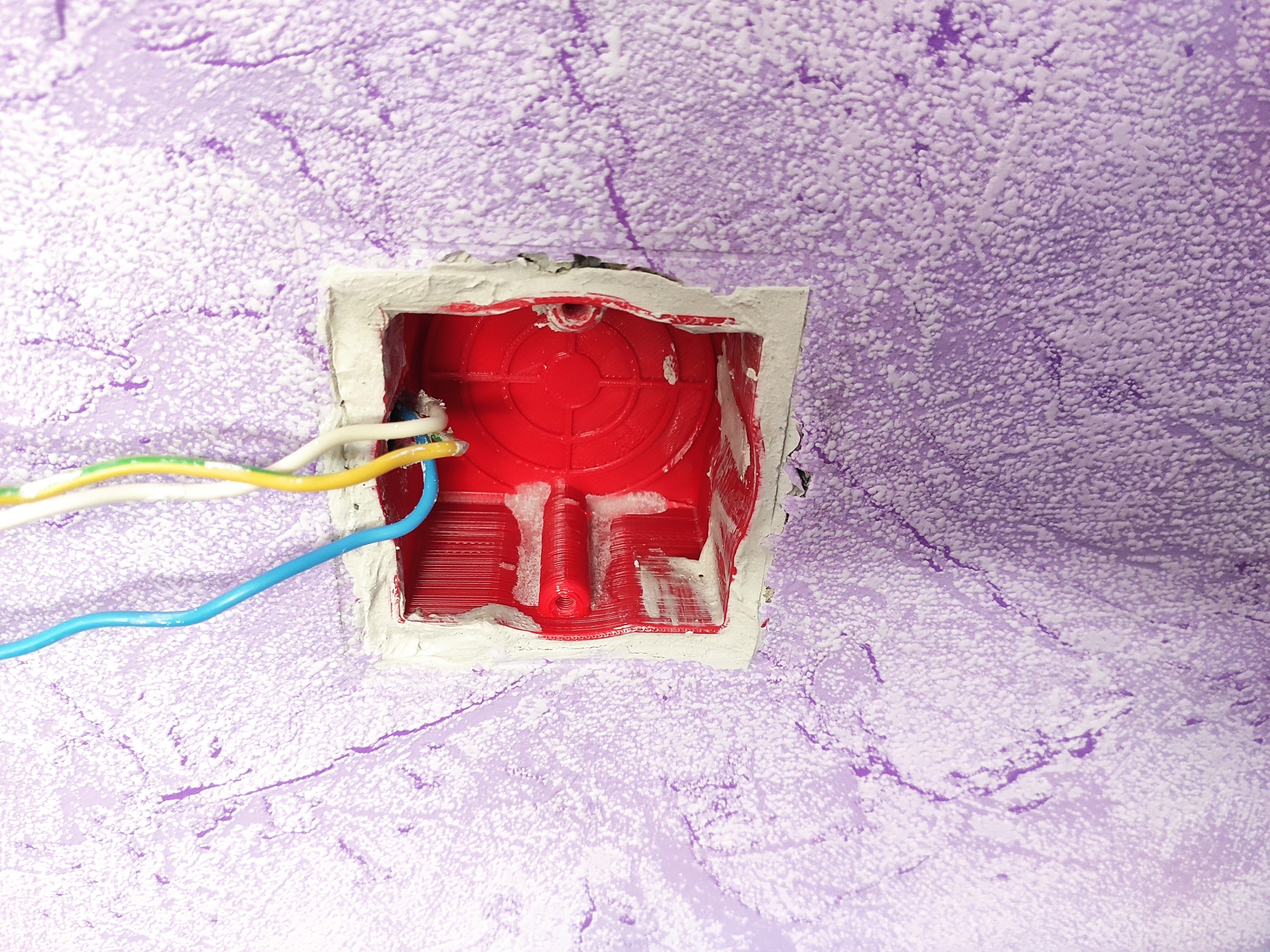 Çin anahtarının altındaki kutu (Plastik Aparattır!!!)