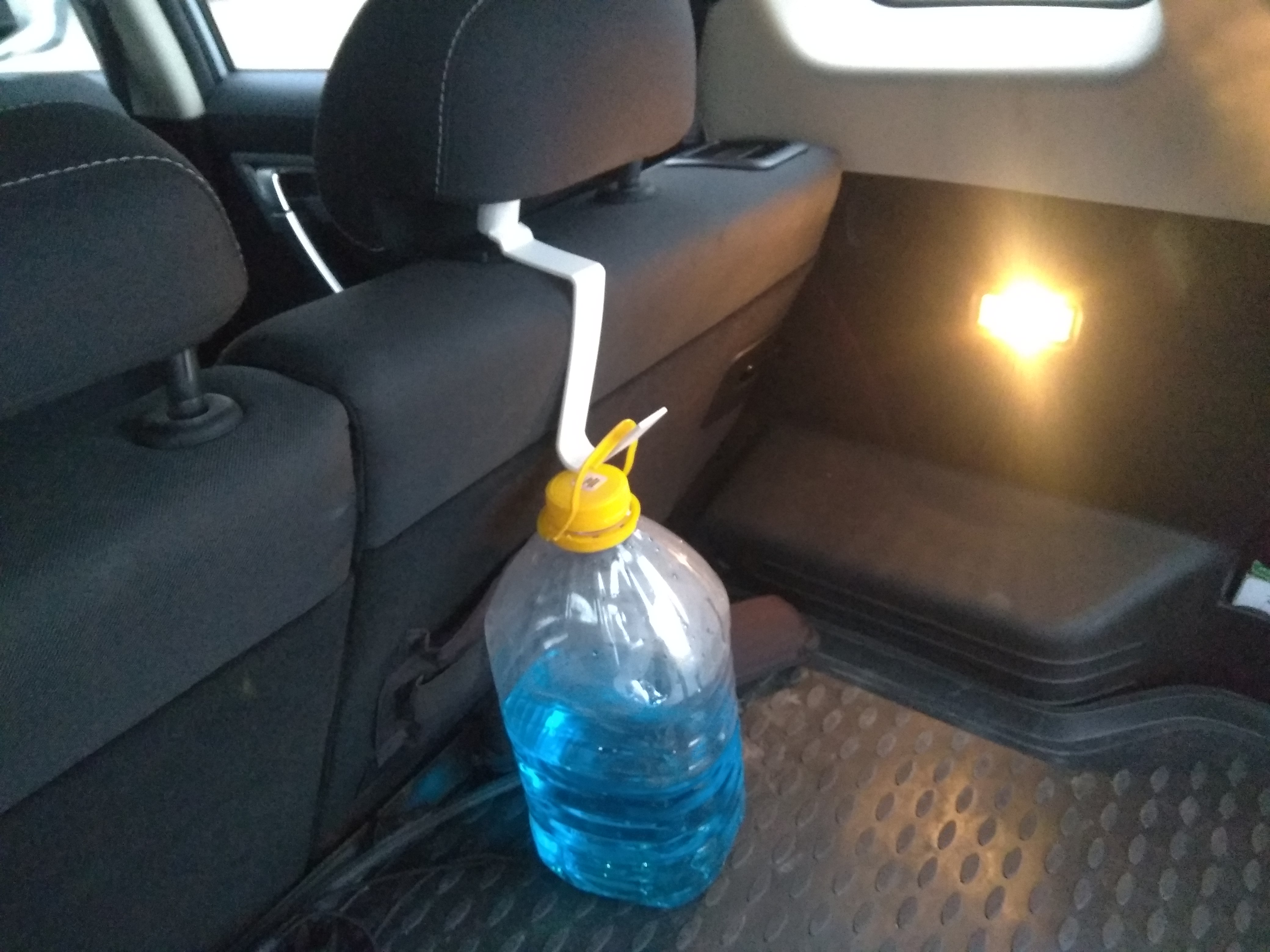 Geely Atlas'taki paketler için kanca (Plastik Aparattır!!!)