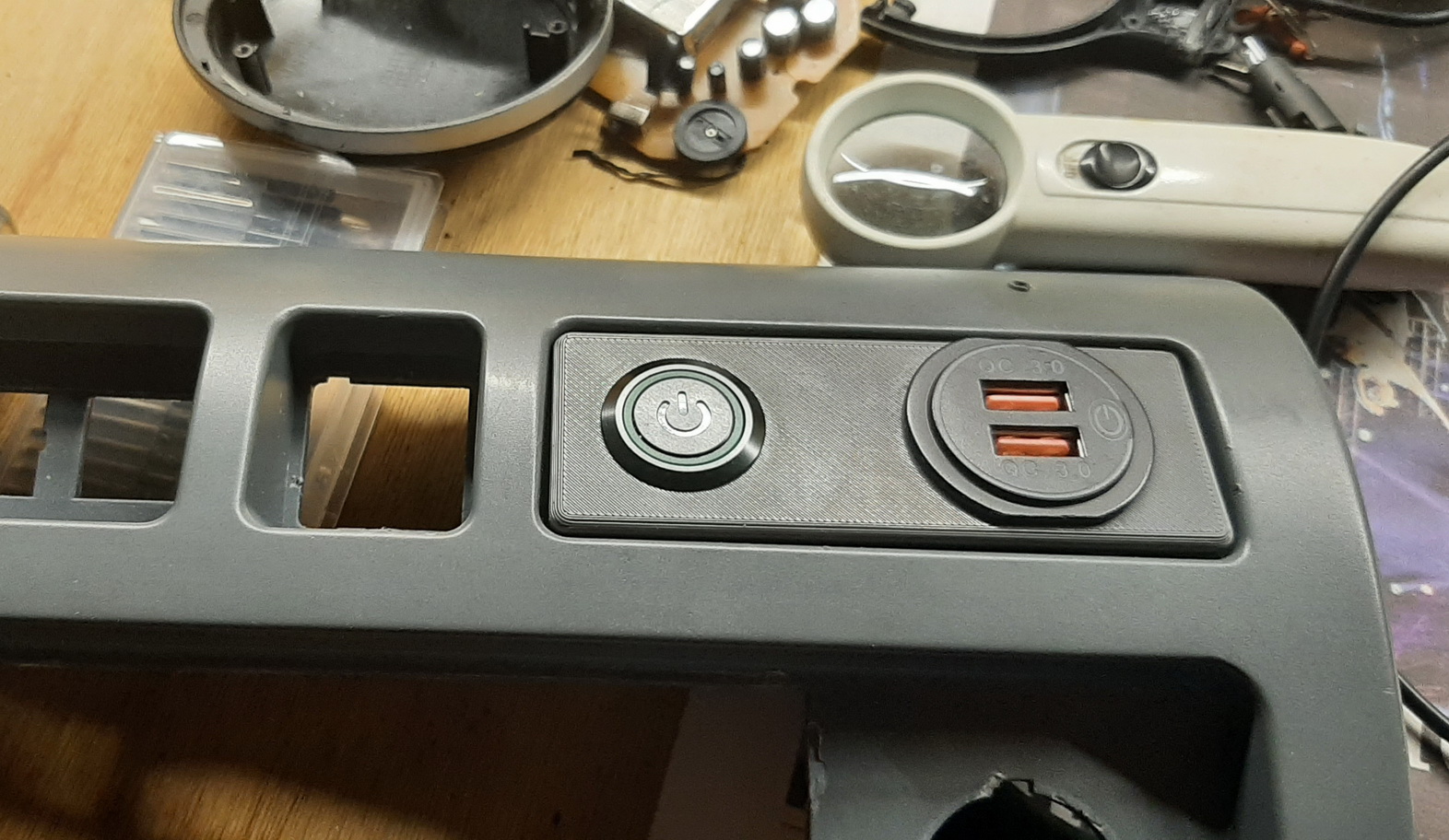 UAZ gösterge paneline (eski -se örnek) ekle, şarj ve anahtarlama (Plastik Aparattır!!!)