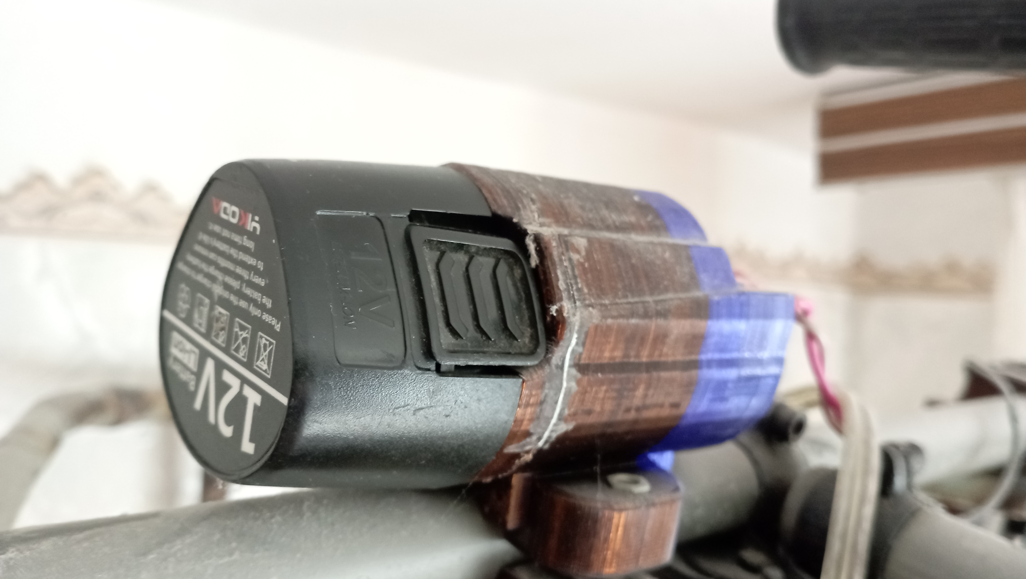 Ayrı konektör, 12V pilin yikoda tornavidan bağlantısı. (Plastik Aparattır!!!)