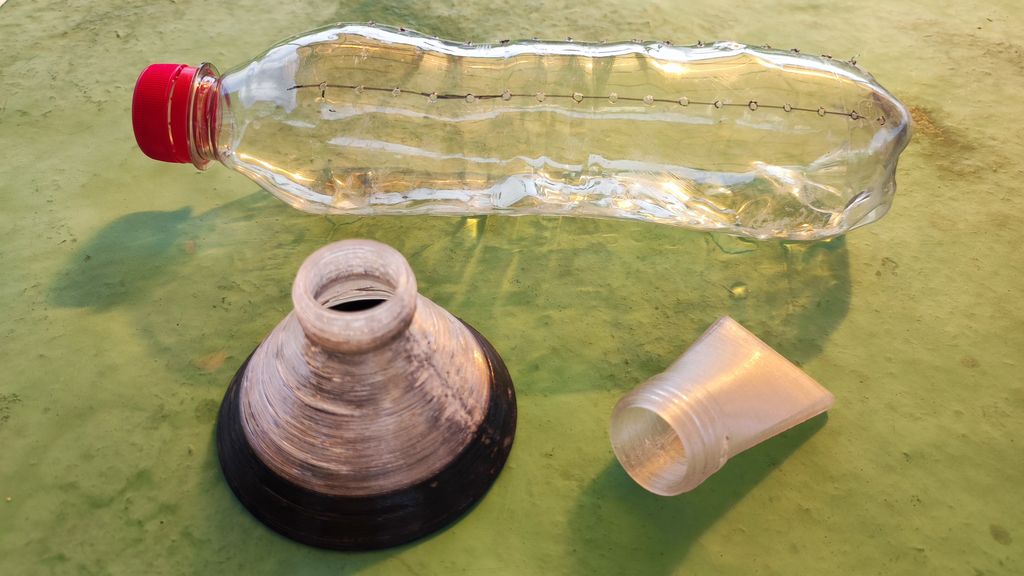 Hortumdaki püskürtücü, evcil hayvan şişesine yaklaşır. (Plastik Aparattır!!!)