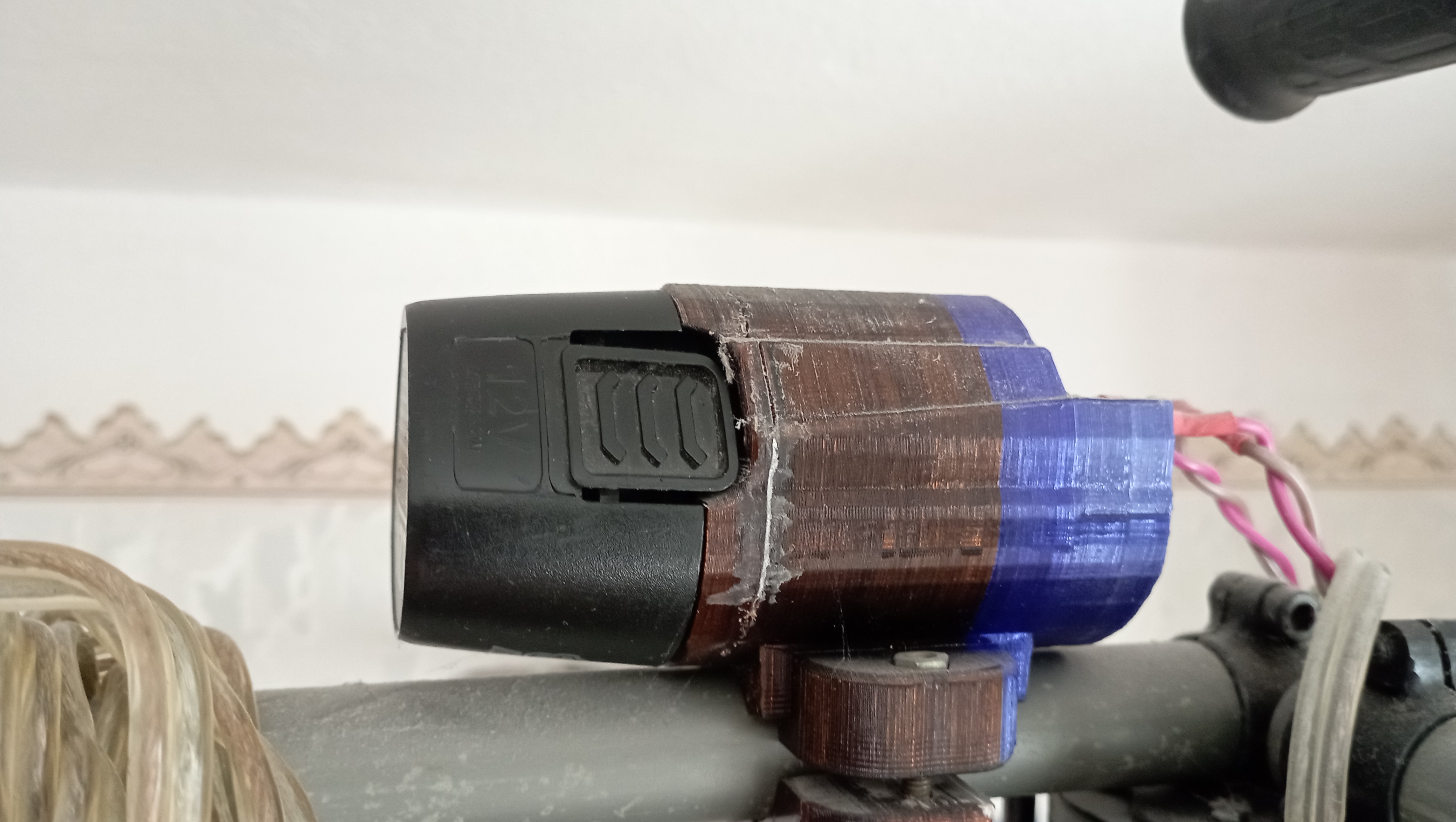 Ayrı konektör, 12V pilin yikoda tornavidan bağlantısı. (Plastik Aparattır!!!)