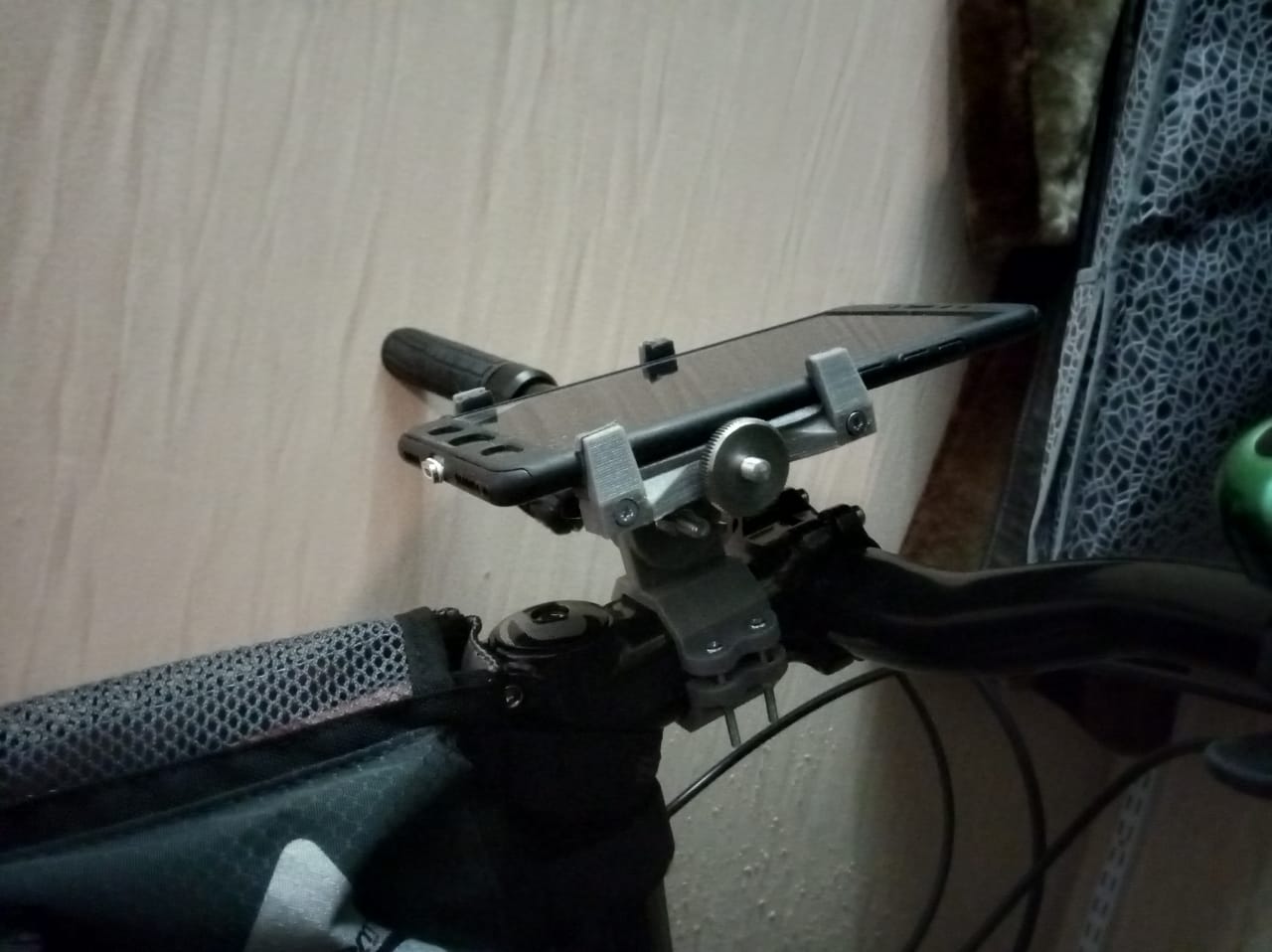 XIAOMI mi max 2 akıllı telefonu bisiklet gidon boğazına sabitleme. (Plastik Aparattır!!!)