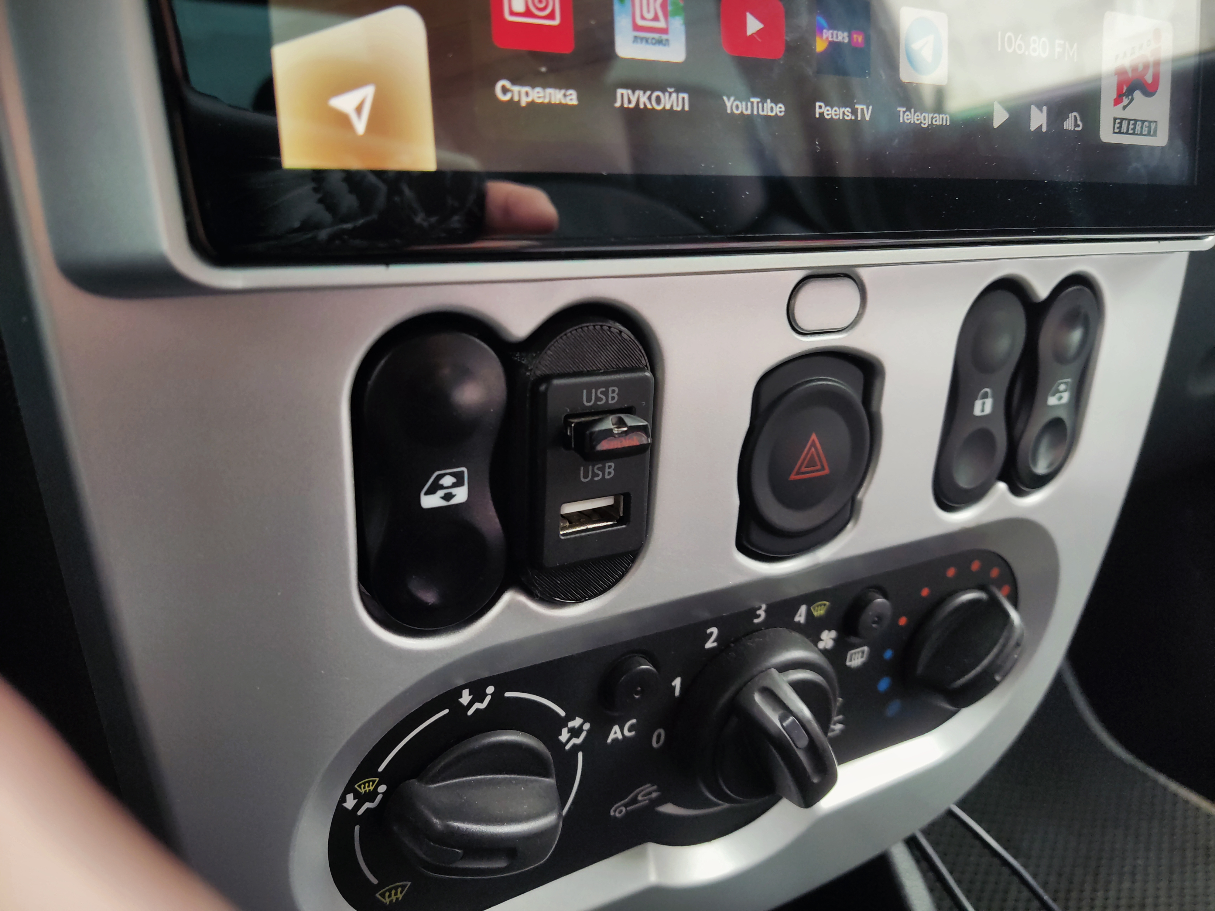 Renault Logan'da İki USB Çıktı Düğmesi (I) (Plastik Aparattır!!!)
