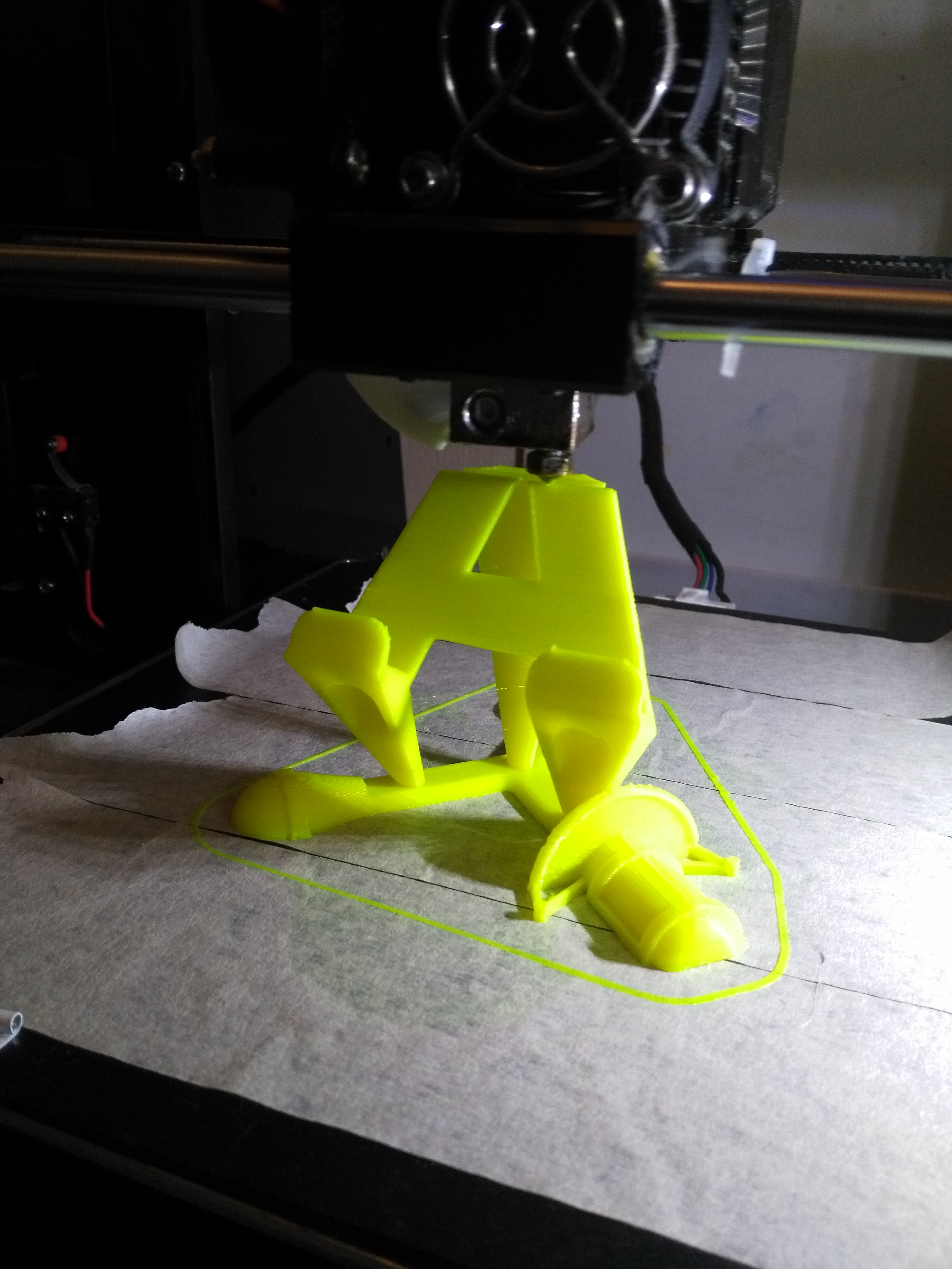 Adı A harfiyle başlayan bir müzisyen için akıllı telefon standı (Plastik Aparattır!!!) Adı A harfiyle başlayan bir müzisyen için akıllı telefon standı (Plastik Aparattır!!!)