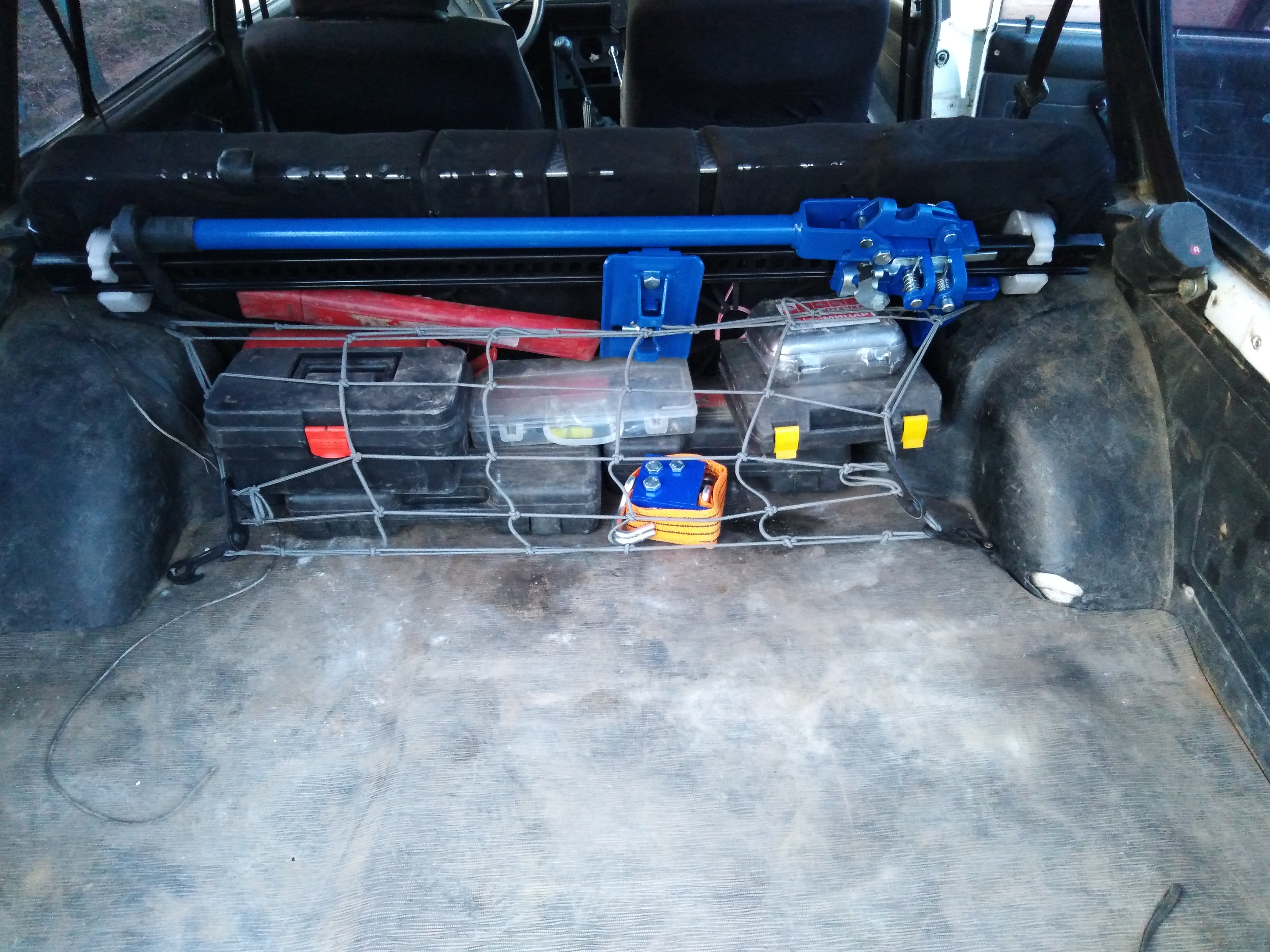 Dikey bir yüzeyde Rheok-Jack rafı (yüksek kaldırma jakı, çiftlik jack, Hayzhek, hai-jack). (Plastik Aparattır!!!)