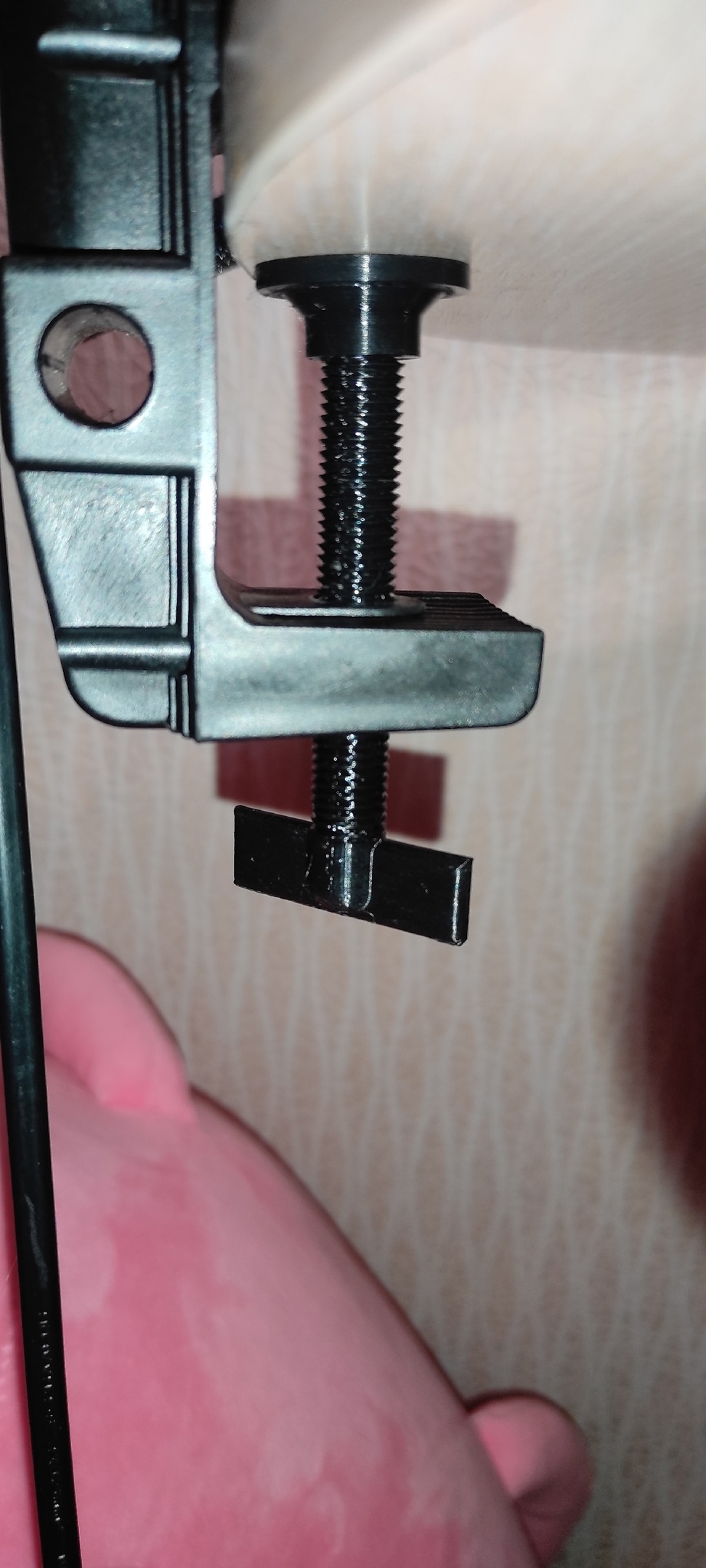 Bir masa lambası sabitlemek için cıvata. (Plastik Aparattır!!!) Bir masa lambası sabitlemek için cıvata. (Plastik Aparattır!!!)