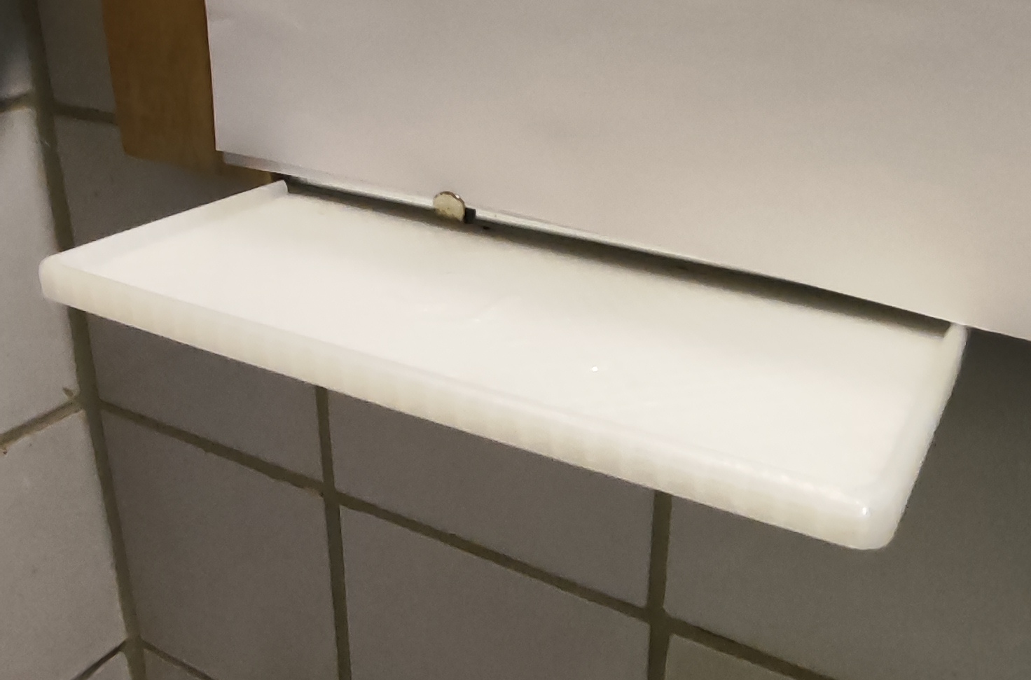 Aynanın altındaki banyoda alay (Plastik Aparattır!!!)