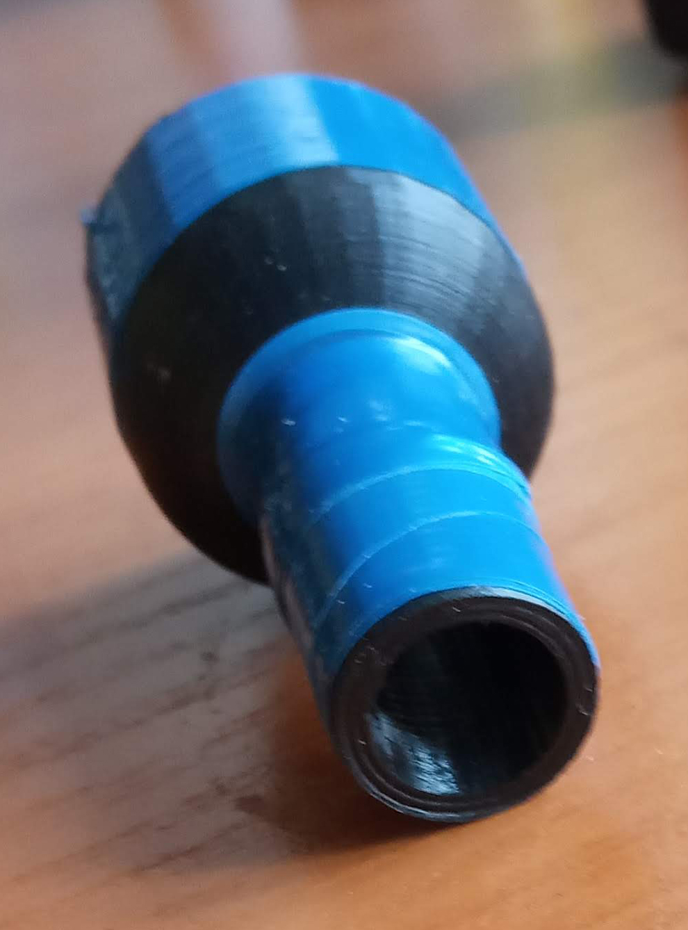 Hava türbininden şişme bir teknenin hortumuna adaptör. (Plastik Aparattır!!!) Hava türbininden şişme bir teknenin hortumuna adaptör. (Plastik Aparattır!!!)