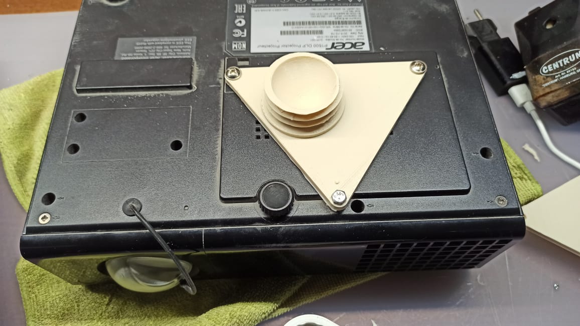 Tavandaki hemen hemen her projektör için süspansiyon (Plastik Aparattır!!!) Tavandaki hemen hemen her projektör için süspansiyon (Plastik Aparattır!!!)