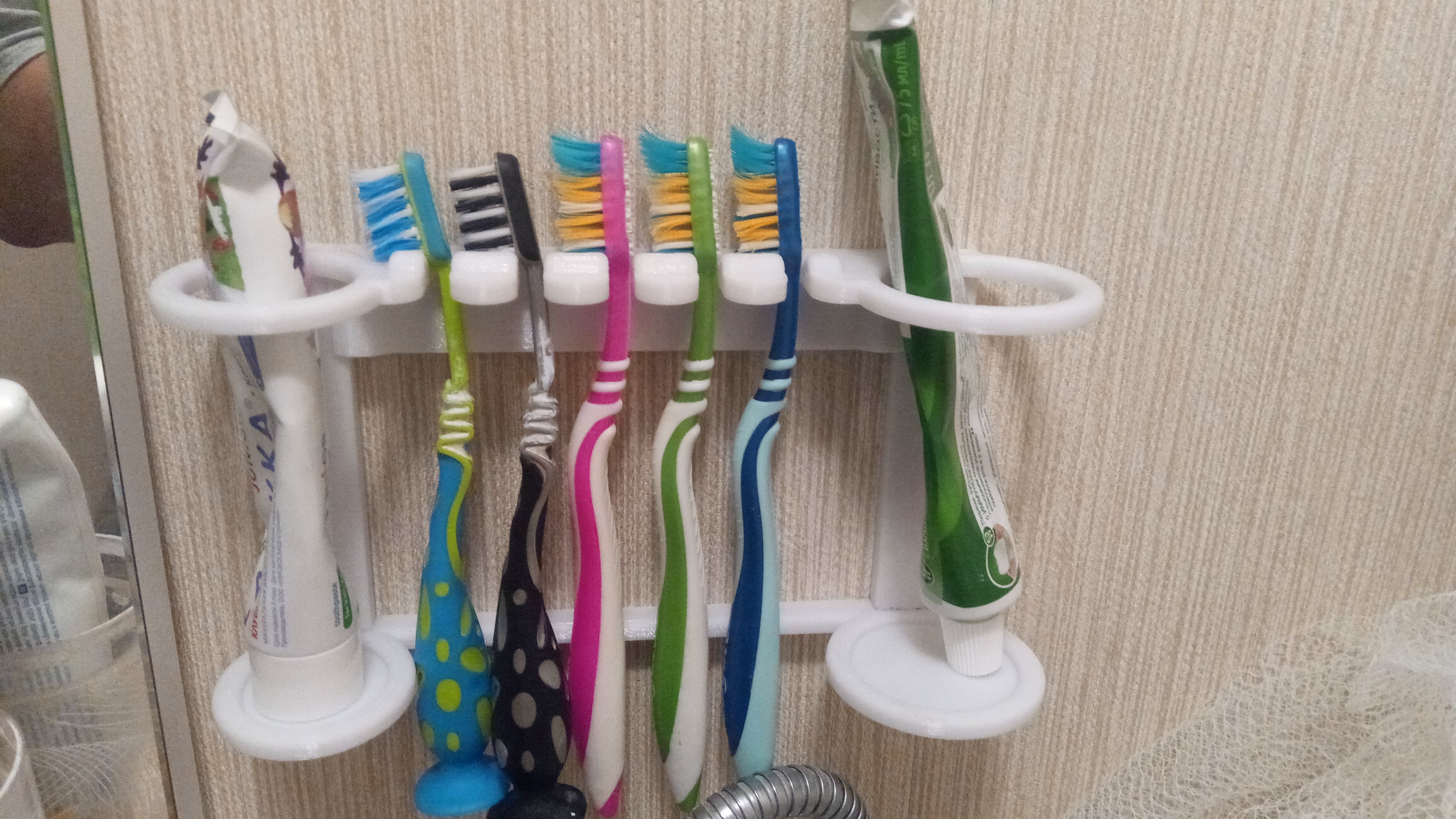 Çok çocuklu aileler için diş fırçası tutucusu (Plastik Aparattır!!!)