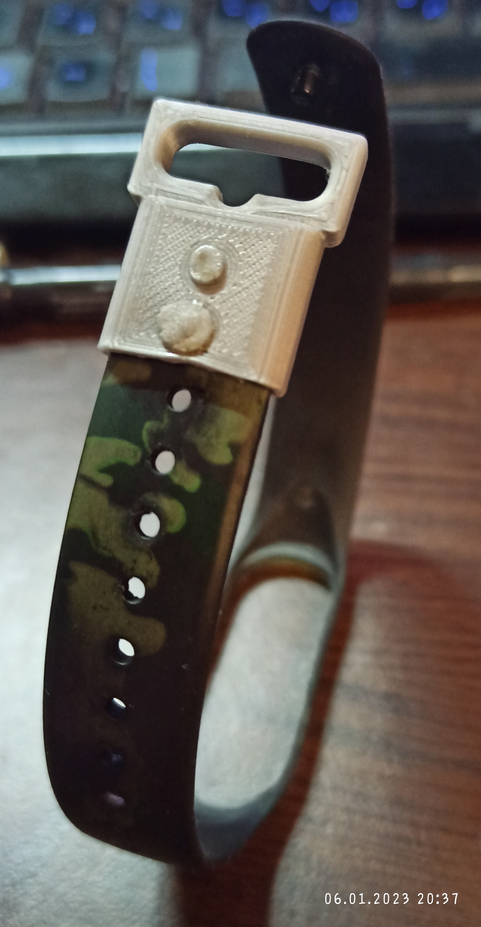 Nazadka Strap Mi Band 4'ü onarmak için (Plastik Aparattır!!!)