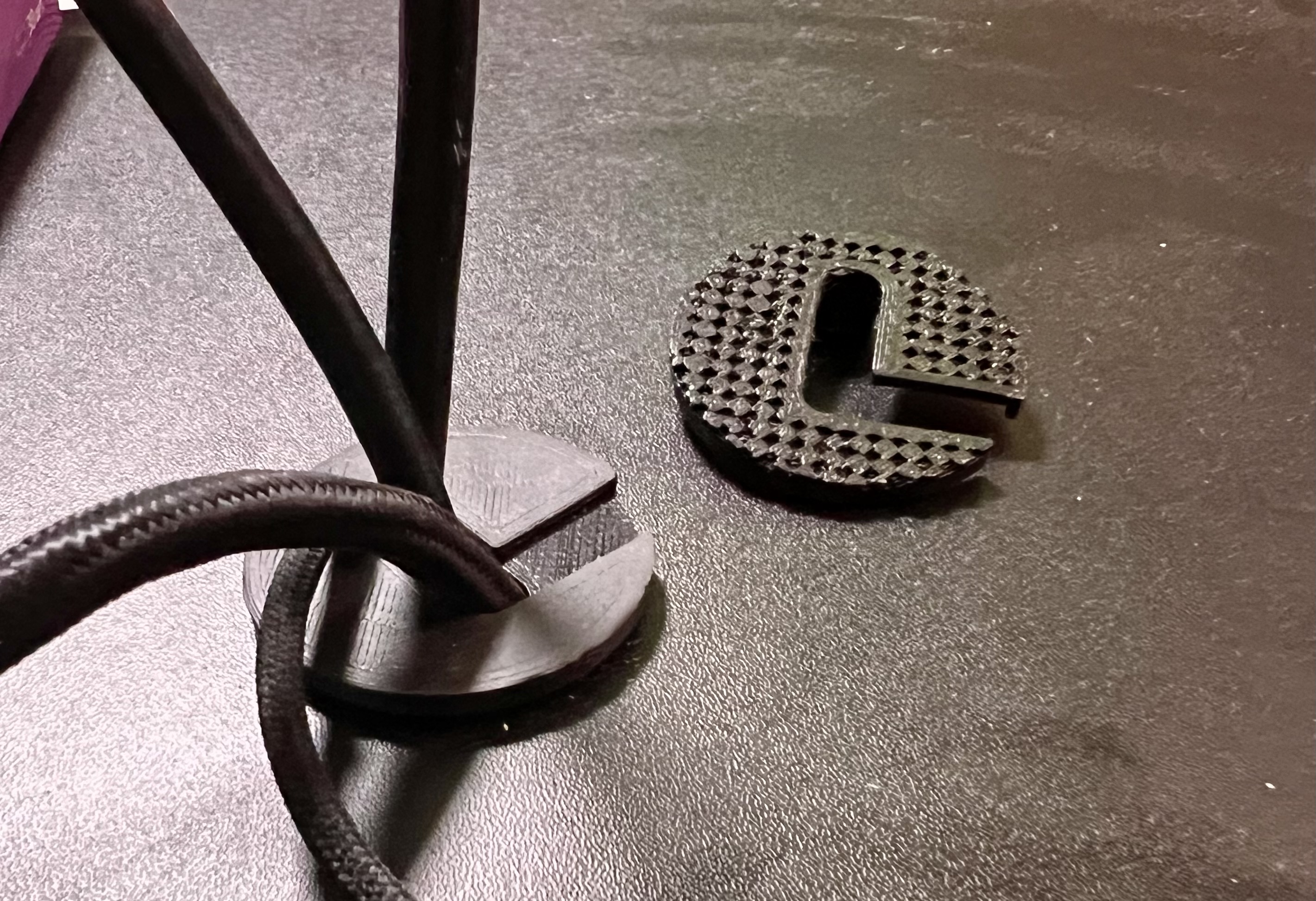 Masadaki kablo kapağı (Plastik Aparattır!!!)