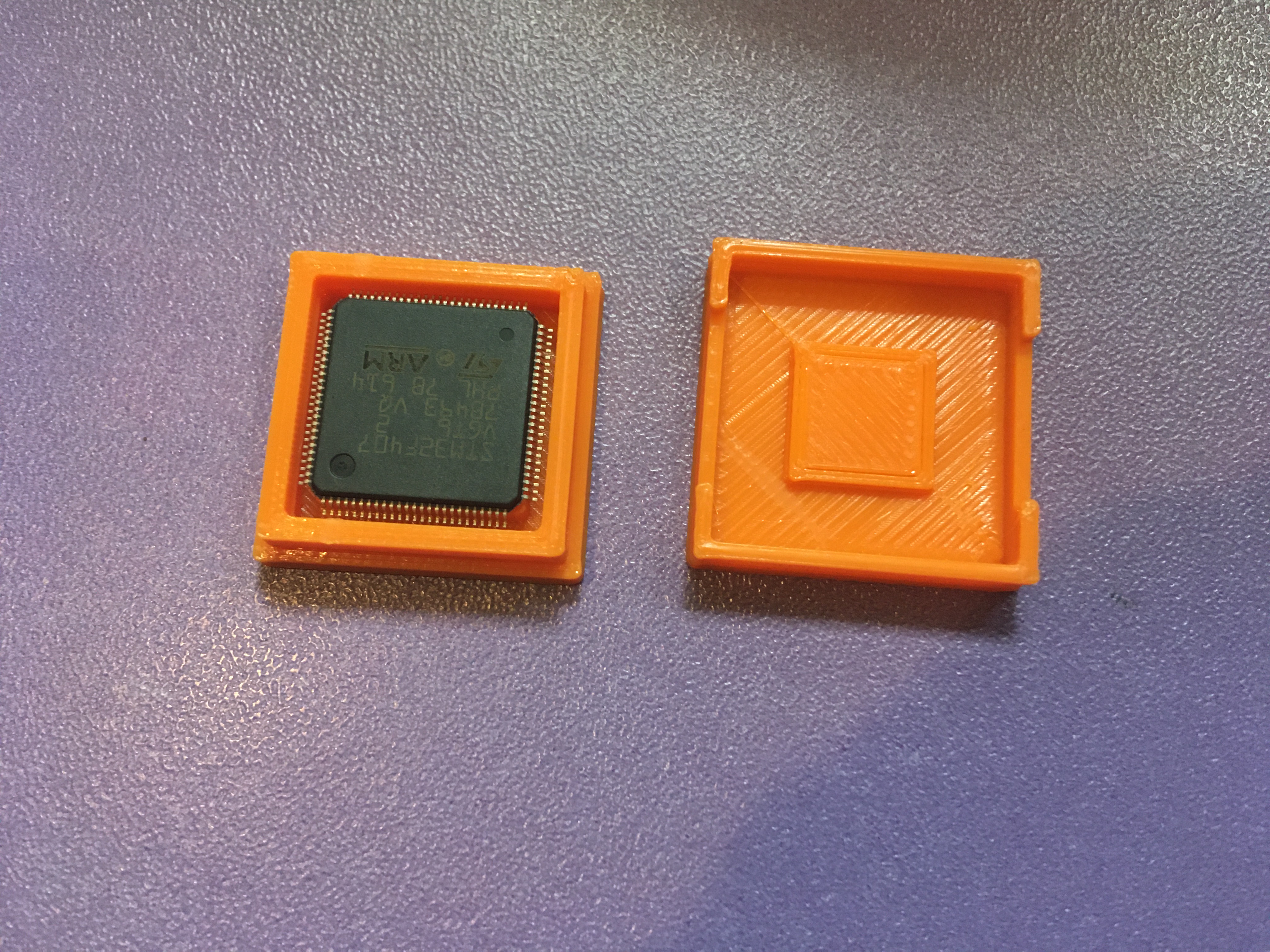 TQFP-100pin kasasında mikro devreleri depolamak için boks (Plastik Aparattır!!!) TQFP-100pin kasasında mikro devreleri depolamak için boks (Plastik Aparattır!!!)