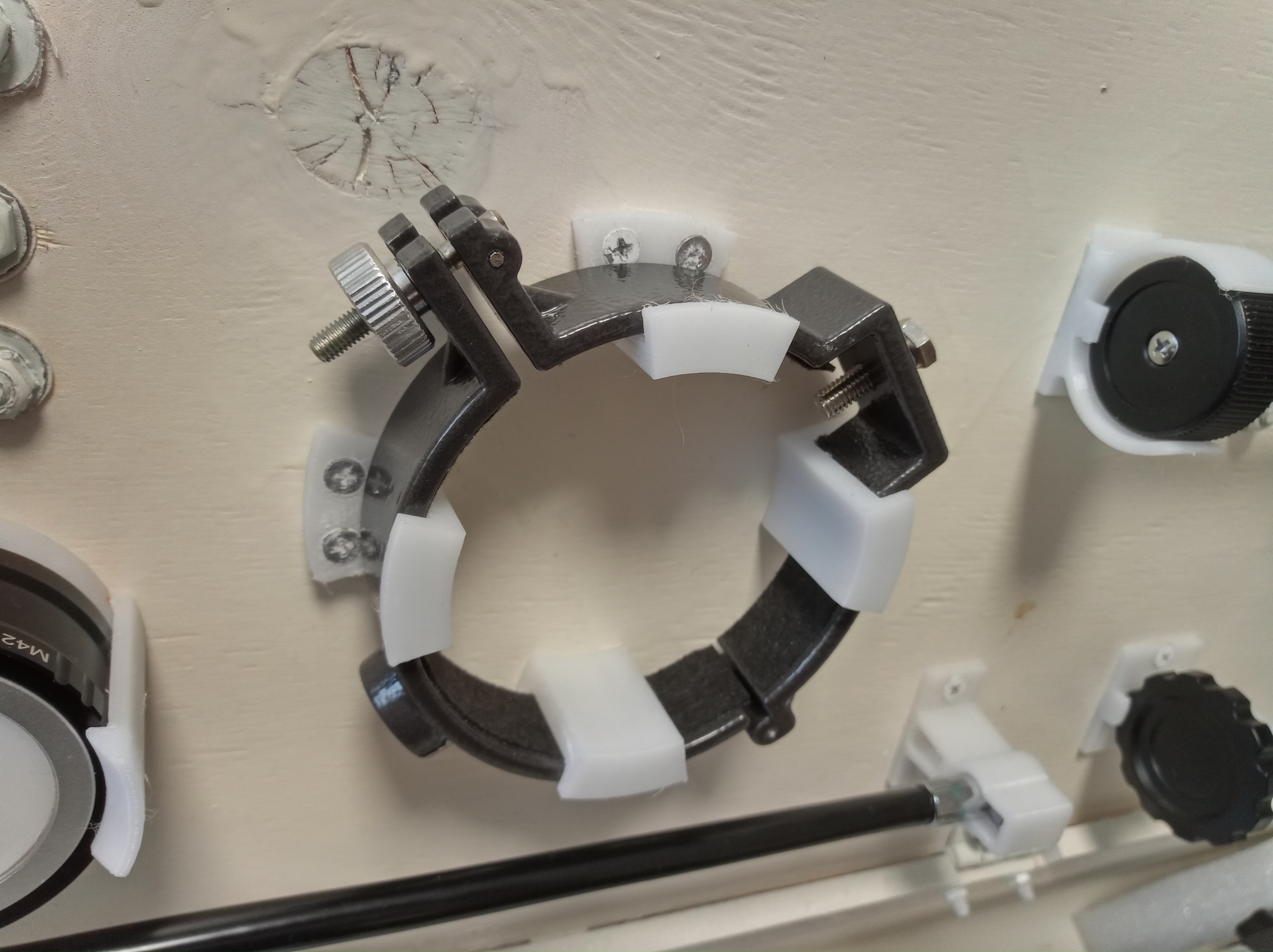 Teleskop elemanlarının bir dizi bağlantı elemanı: Teleskop Sky-watcher BK 909AZ3'ün borusunun tutucu (Plastik Aparattır!!!) Teleskop elemanlarının bir dizi bağlantı elemanı: Teleskop Sky-watcher BK 909AZ3'ün borusunun tutucu (Plastik Aparattır!!!)