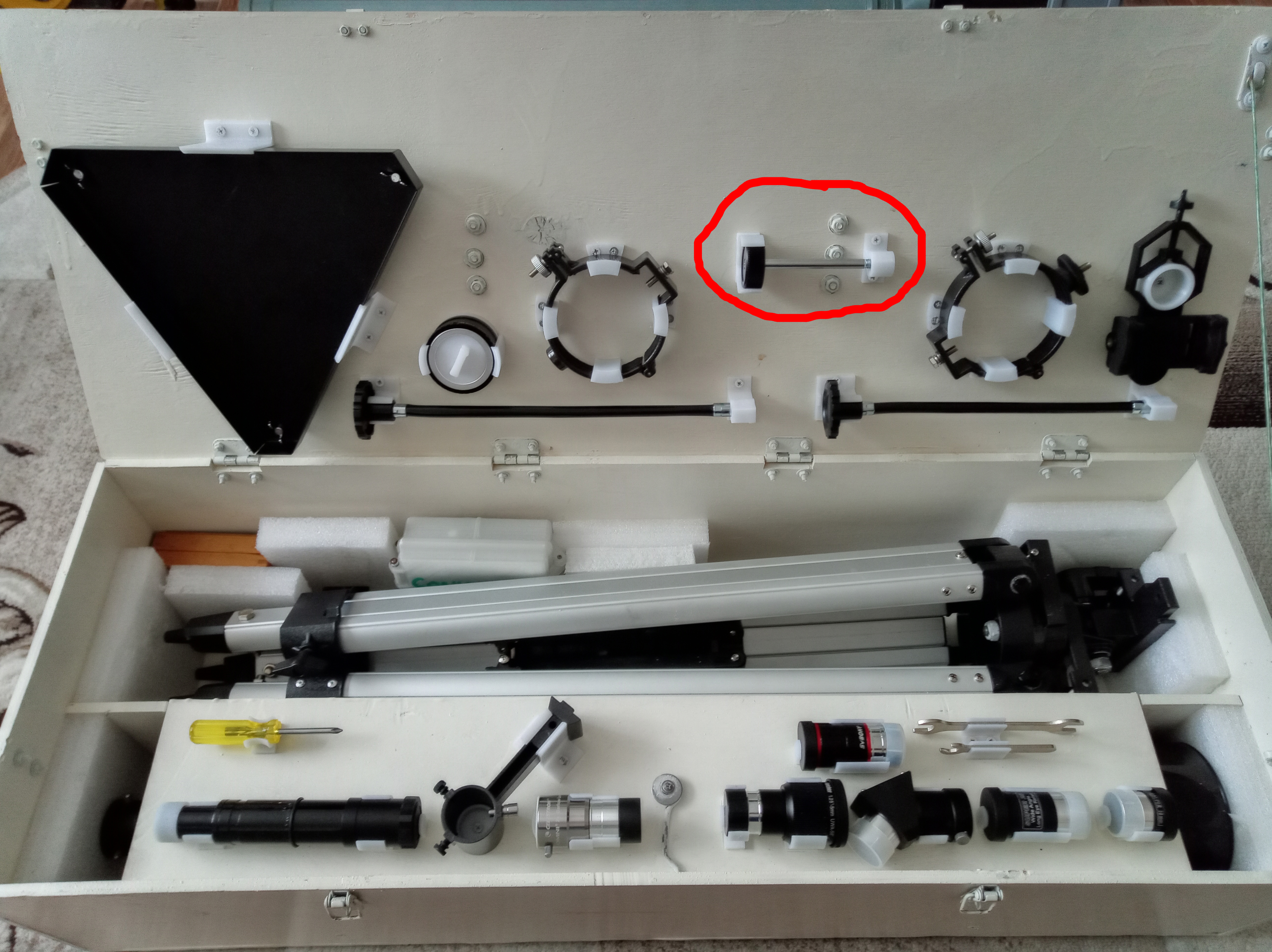 Teleskopun elemanlarının bir dizi bağlantı elemanı: yatay dairenin fiksasyonu vidası (Plastik Aparattır!!!)