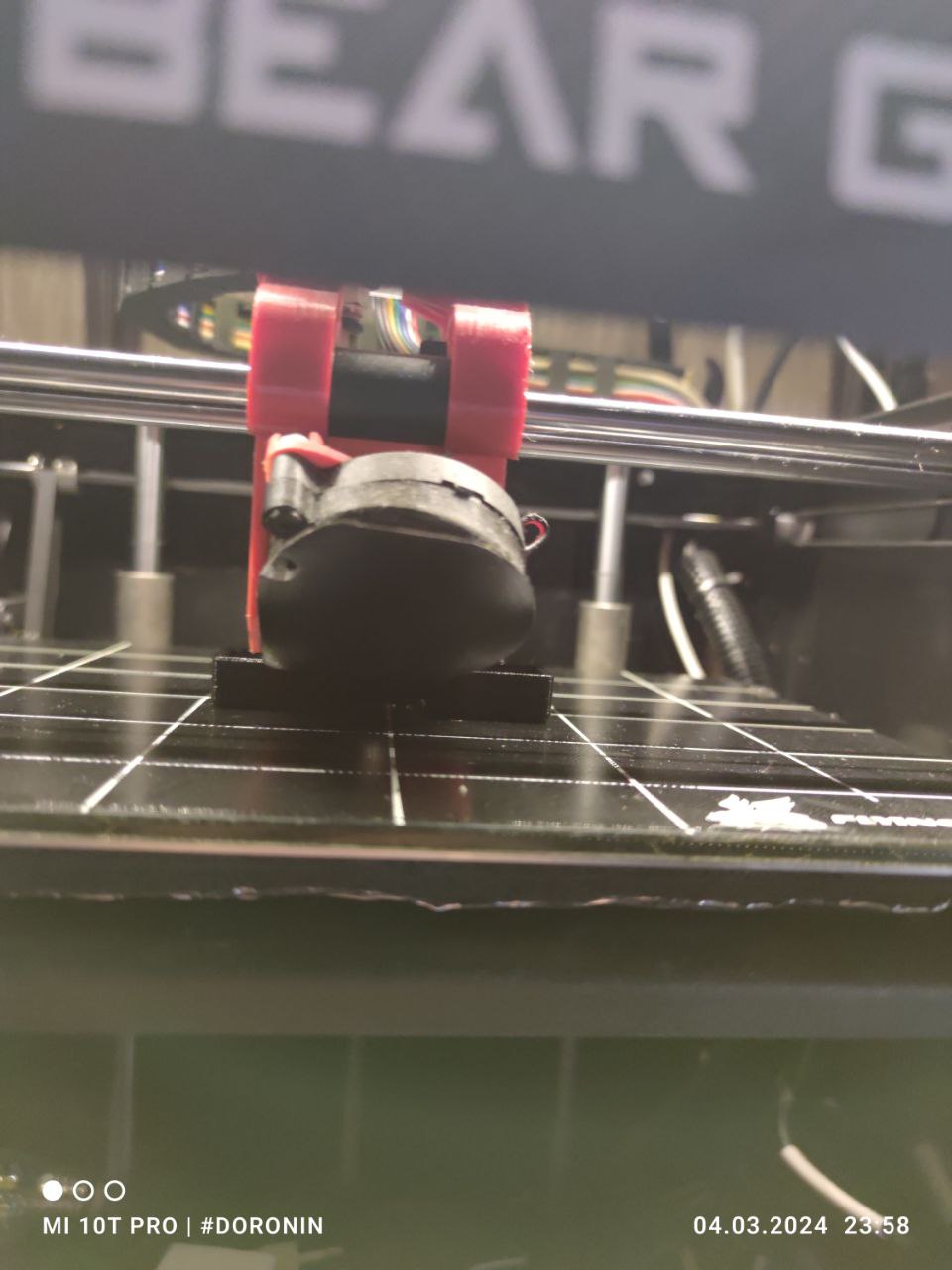 Duvarda telefon için tutucu. (Plastik Aparattır!!!)