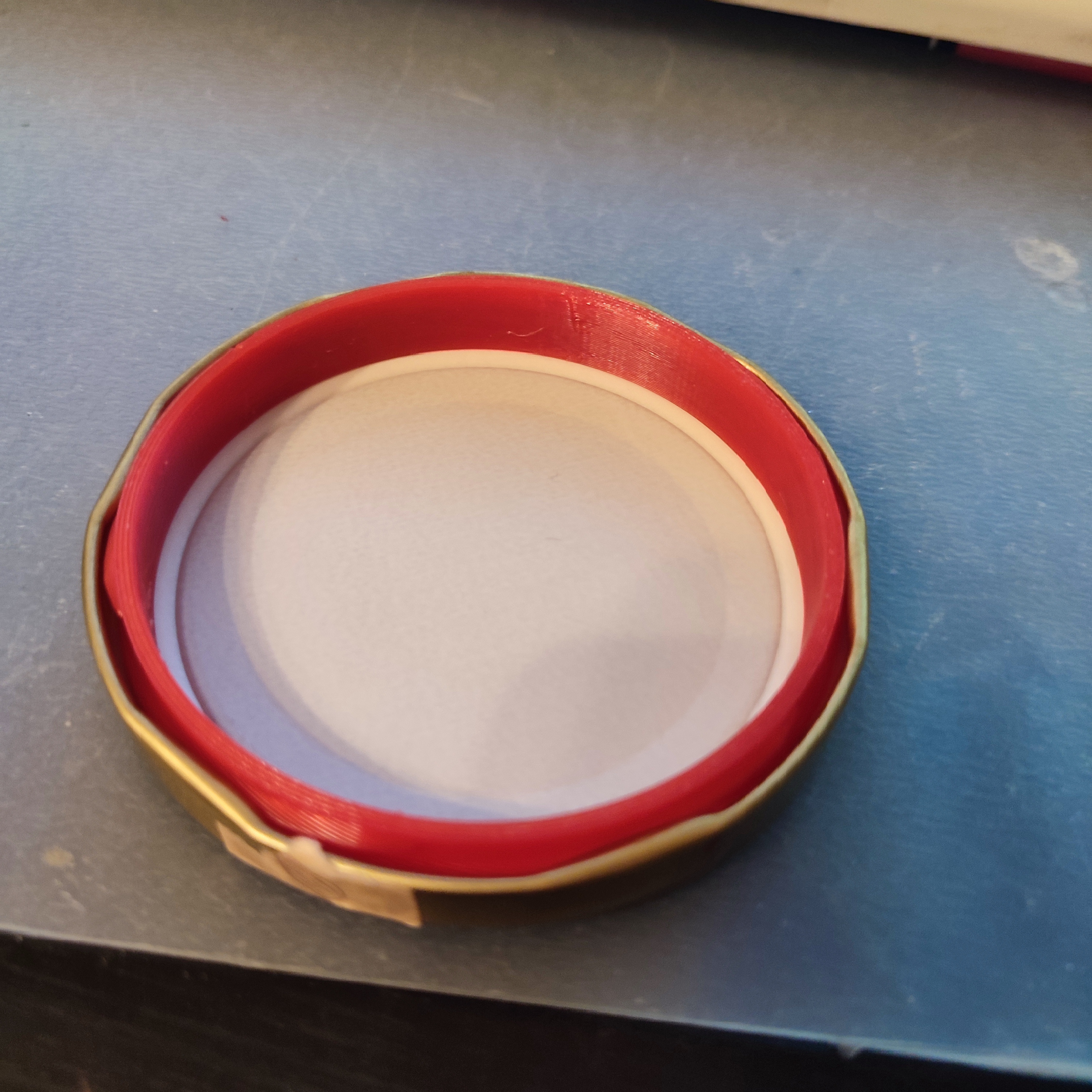 6 yollu bir ipliğe sahip bir cam kavanozun boynu 81 mm'dir.  Standart kapaklarla uyumlu. (Plastik Aparattır!!!)