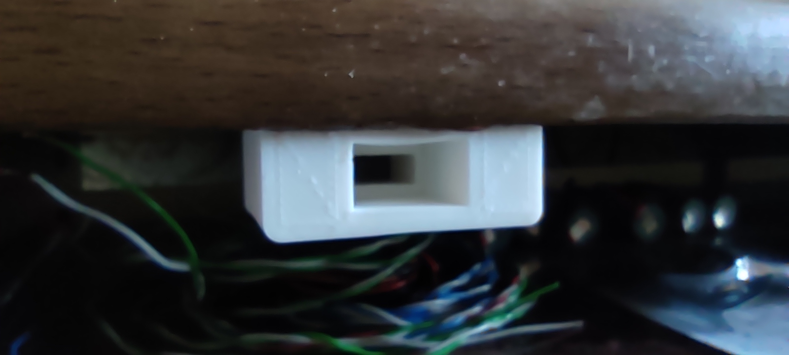 Masanın altında tutucunun sahibi (Plastik Aparattır!!!) Masanın altında tutucunun sahibi (Plastik Aparattır!!!)