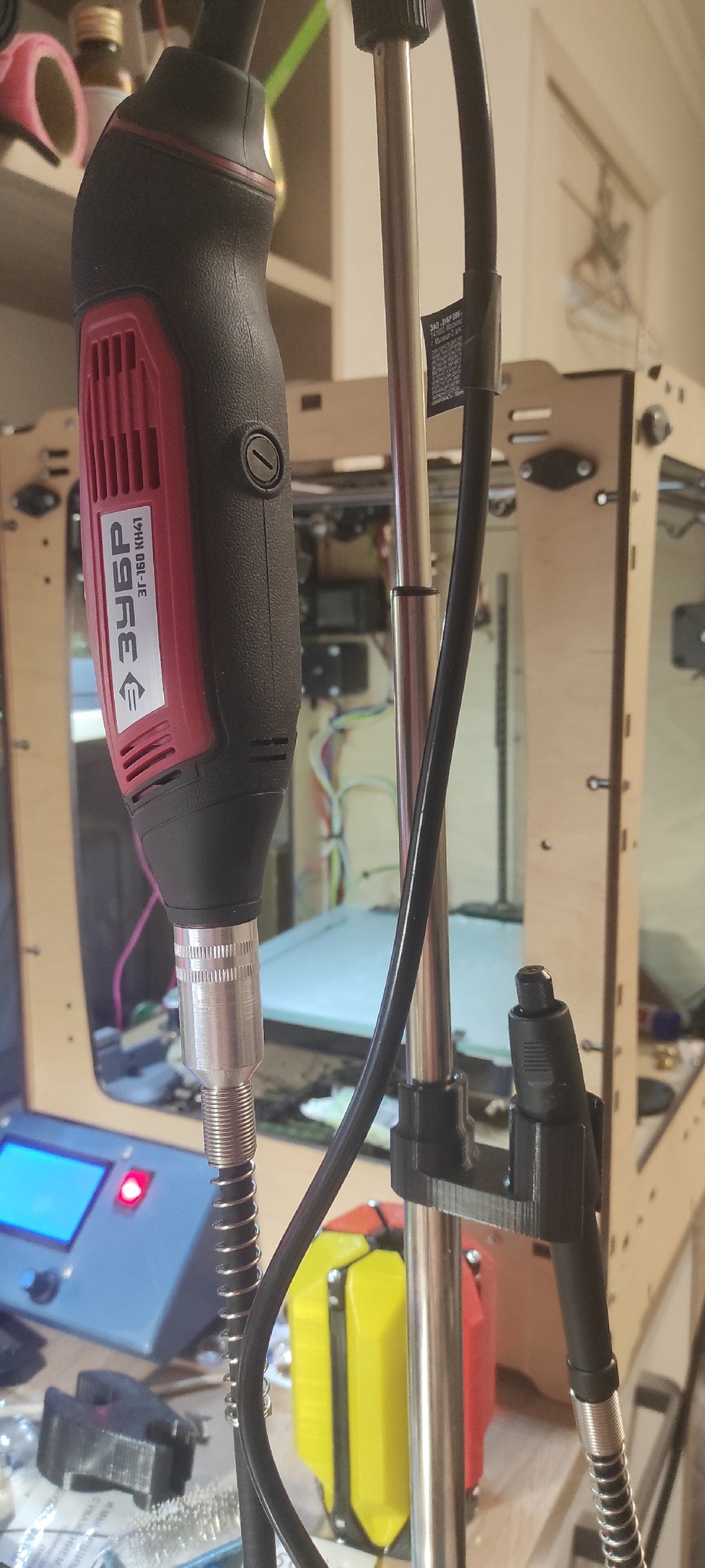 Zubr EG-160 gravür makinesinin esnek şaftı için tutucu (Plastik Aparattır!!!) Zubr EG-160 gravür makinesinin esnek şaftı için tutucu (Plastik Aparattır!!!)