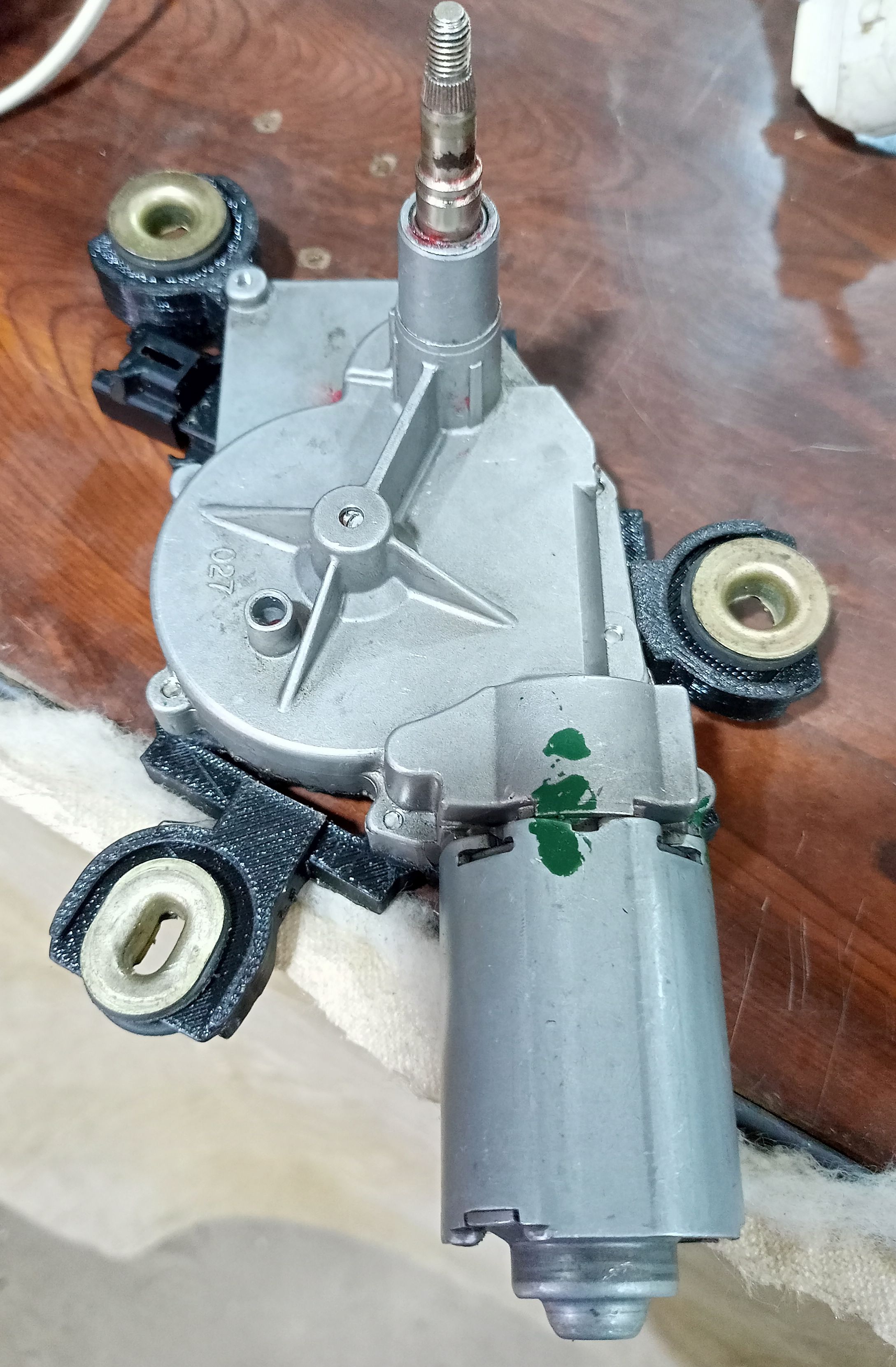Mazda 3 BK (2003-2009) arka silecek motoru dişli kutusunu Toyota Corolla E110 Liftback'e takmak için montaj parçaları ve adaptör (Plastik Aparattır!!!)