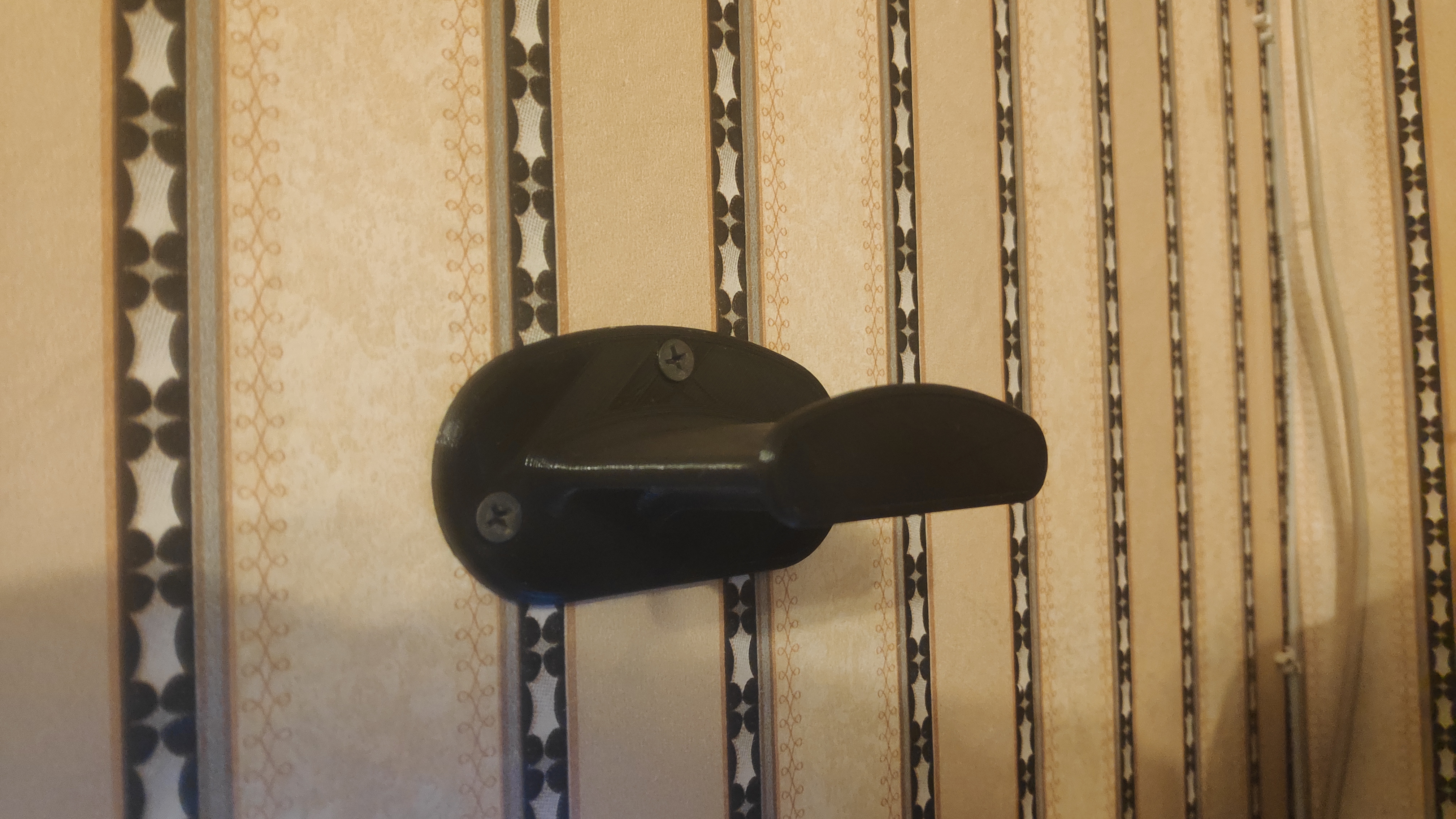 Duvara kulaklık için bağlantı elemanları deliklerle. (Plastik Aparattır!!!)