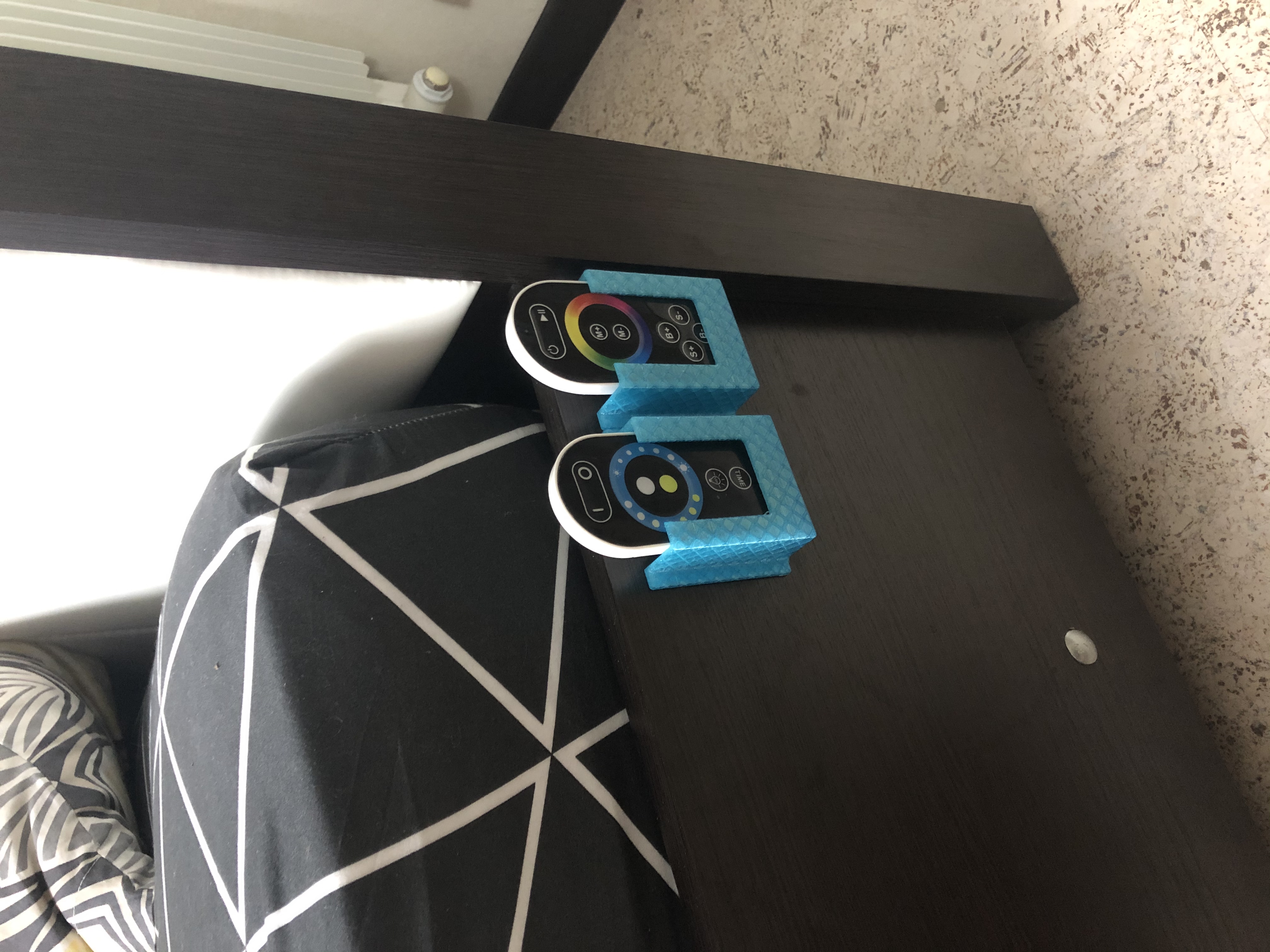 Avizeler, LED şeritler ve diğer aydınlatma armatürleri için yarı oval uzaktan kumanda standı (Plastik Aparattır!!!)