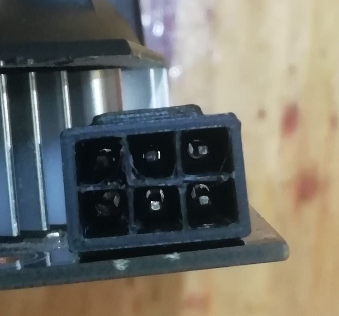 Bir video kartı için 6 pin pcie (Plastik Aparattır!!!)