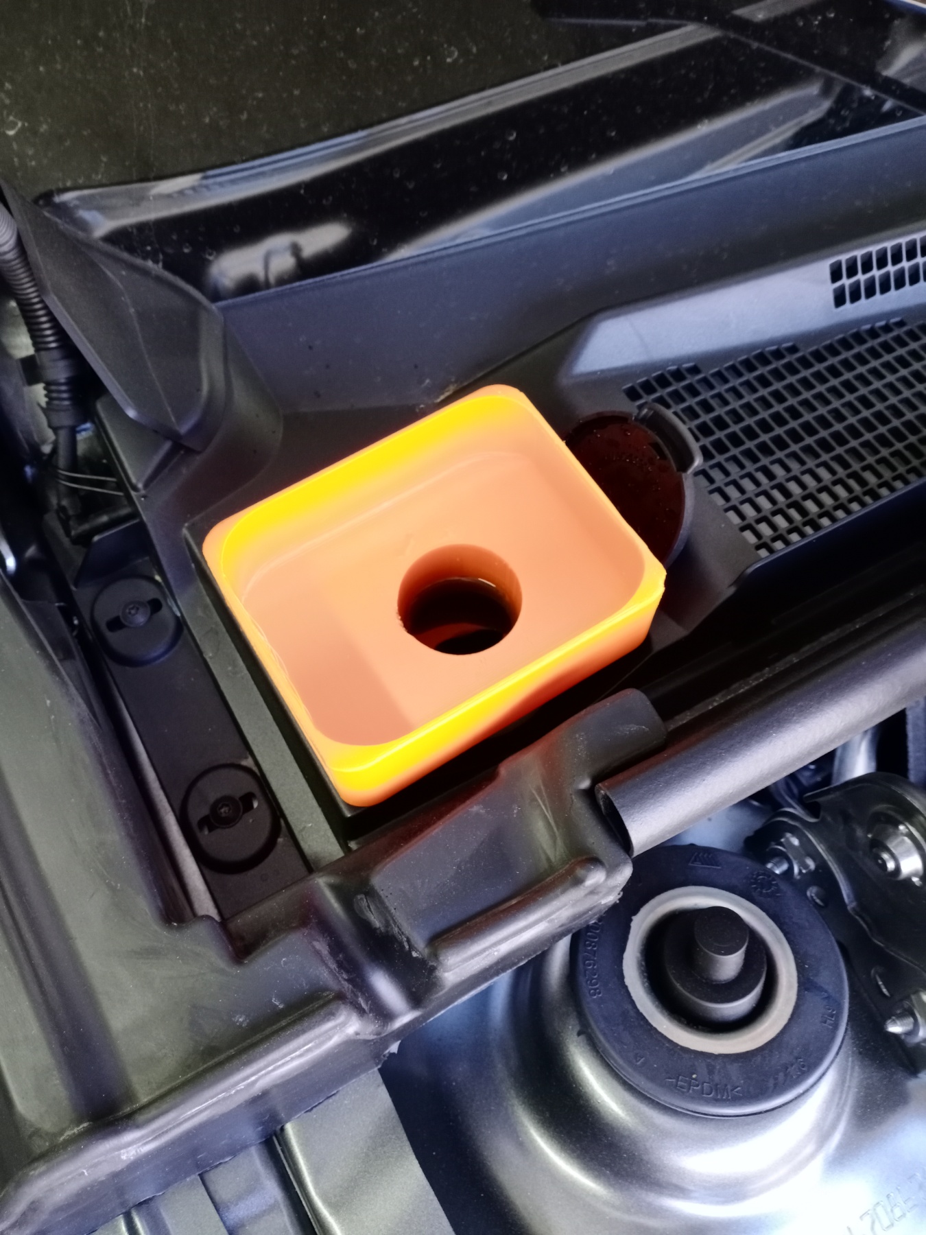 Yıkayıcı Renault Arkana'nın tankı için huni (Plastik Aparattır!!!)