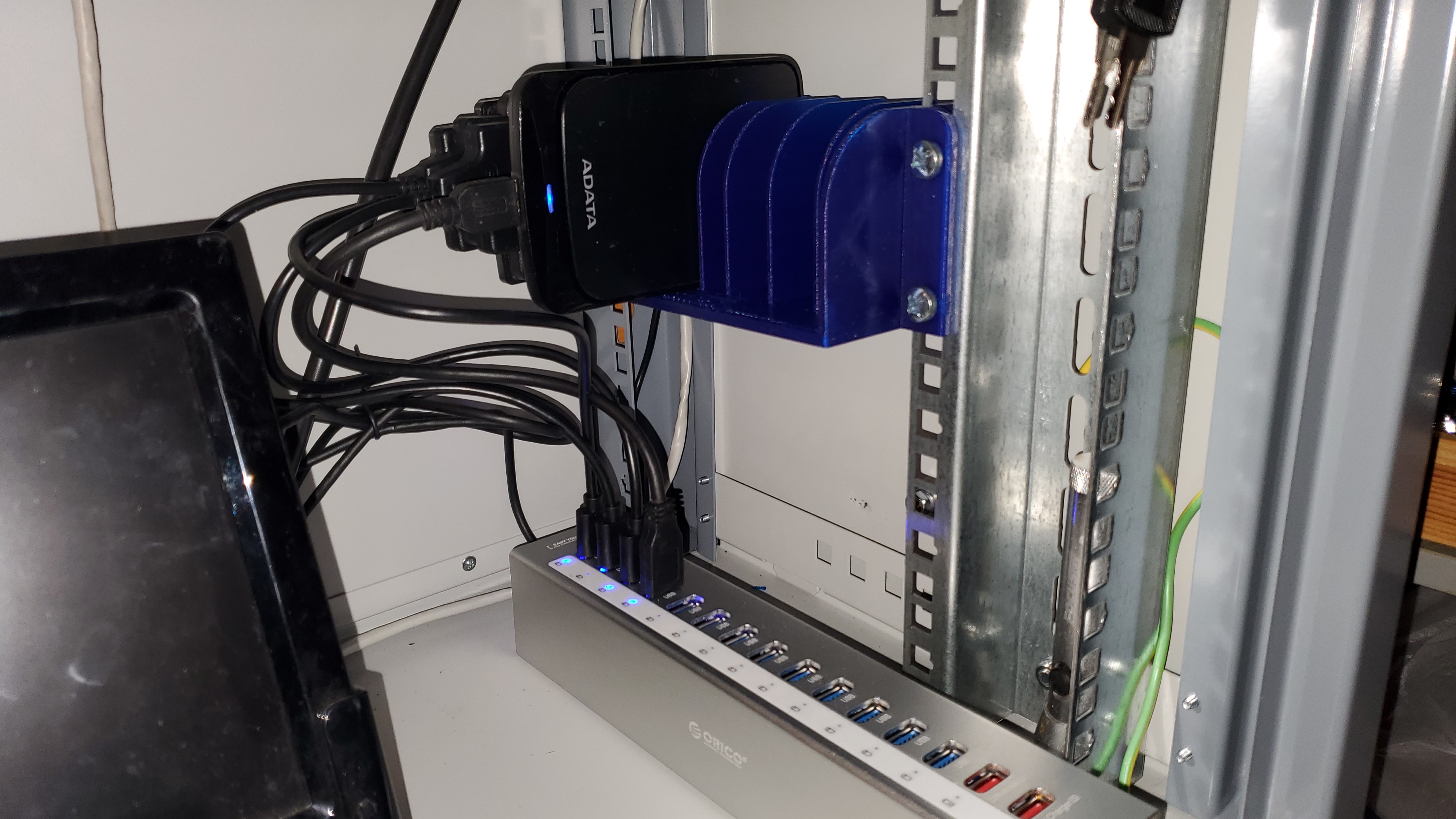 Bir iletişim dolabında 2.5 "SSD diskleri için raf (Plastik Aparattır!!!) Bir iletişim dolabında 2.5 "SSD diskleri için raf (Plastik Aparattır!!!)